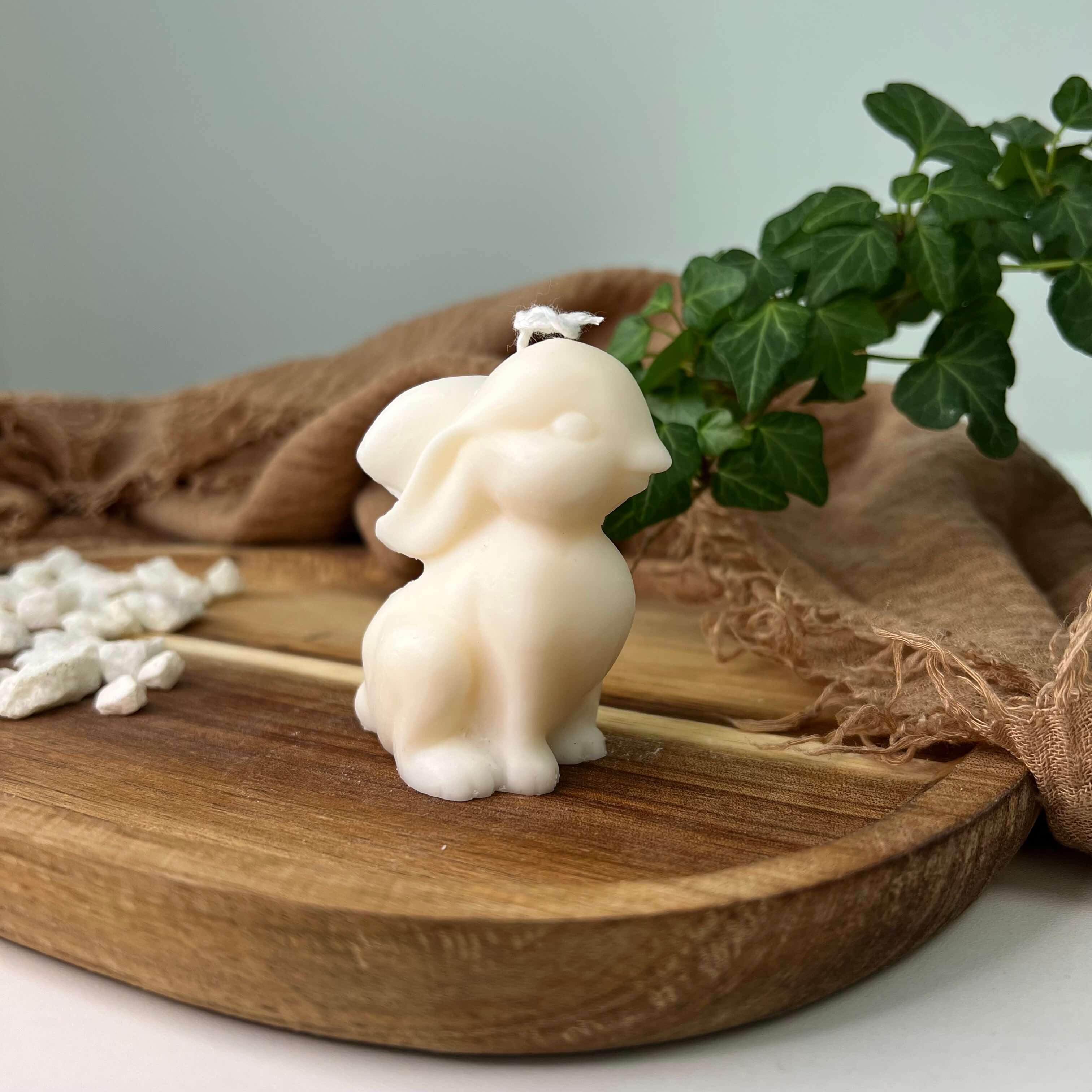 Hier sieht man unsere Sitting Bunny Zenlight Kerze. Diese Kerze in Hasen Design ist perfekt als Dekoration geeignet. Sie ist elegant, ästhetisch und stilvoll. Zudem ist sie handgefertigt aus Sojawachs.