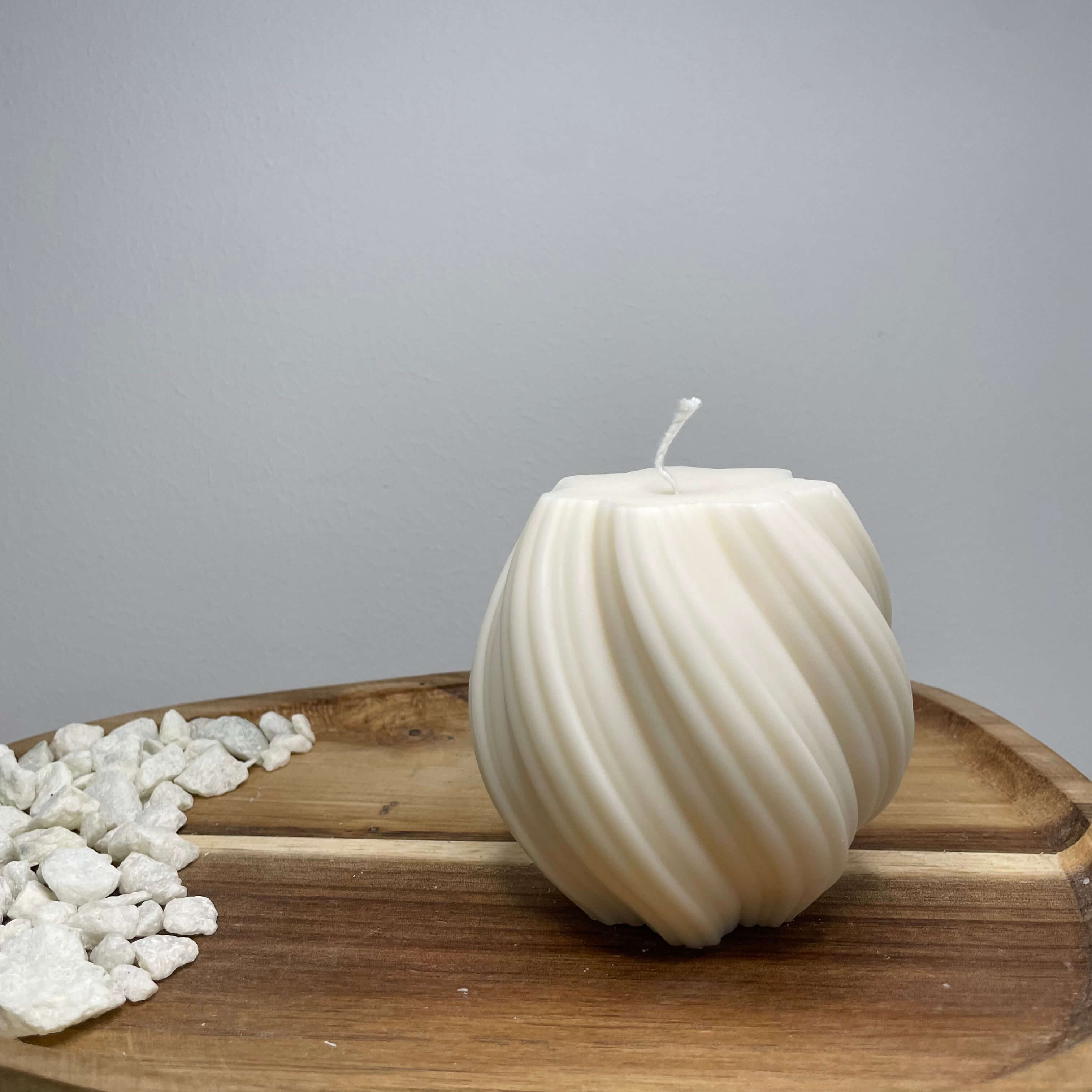 Die Spiral Glow Kerze ist perfekt als Oster oder Weihnachtsdekoration. Sie ist in verschiedenen Düften erhältlich. In der Größe groß.