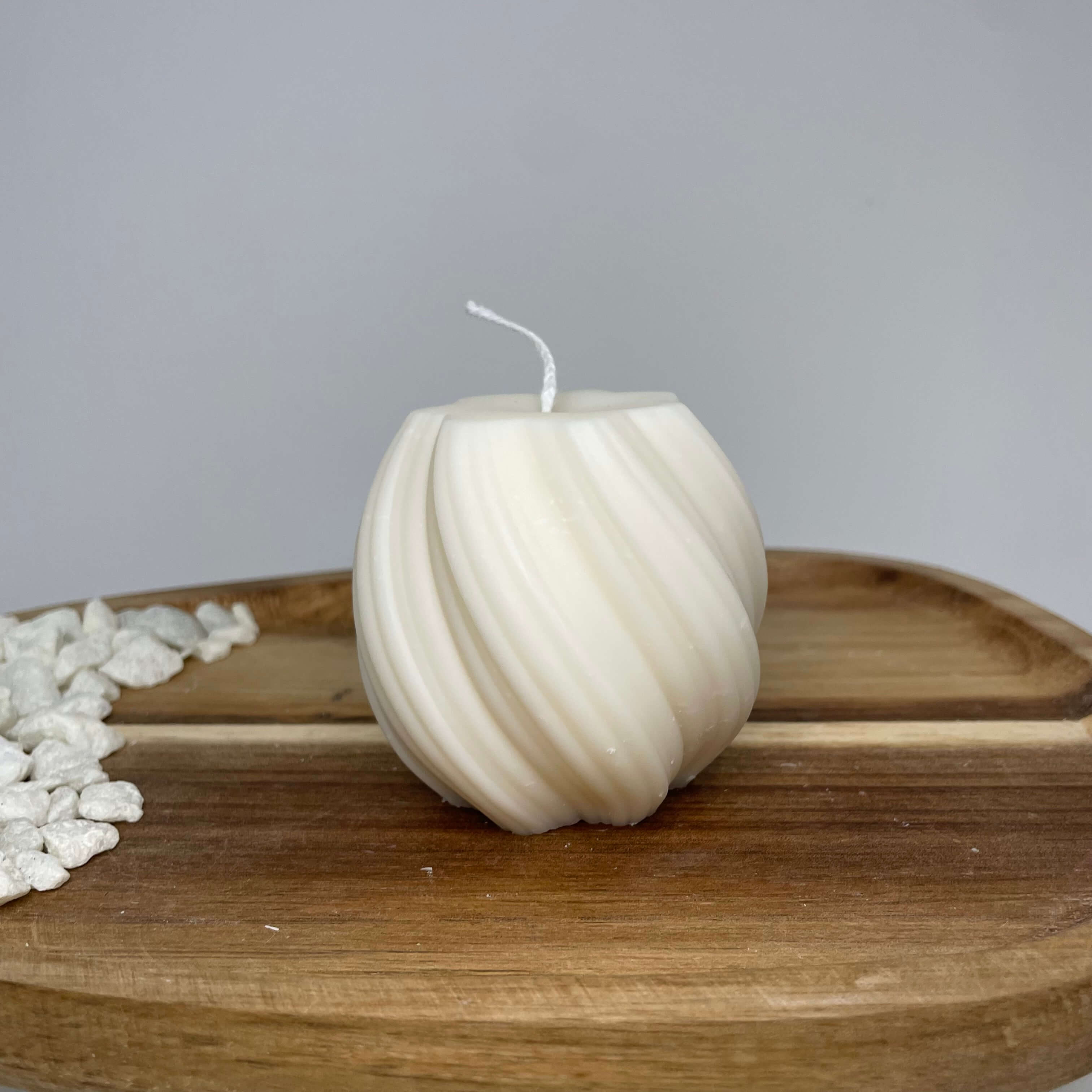 Die Spiral Glow Kerze ist perfekt als Oster oder Weihnachtsdekoration. Sie ist in verschiedenen Düften erhältlich. In der Größe Mittel.