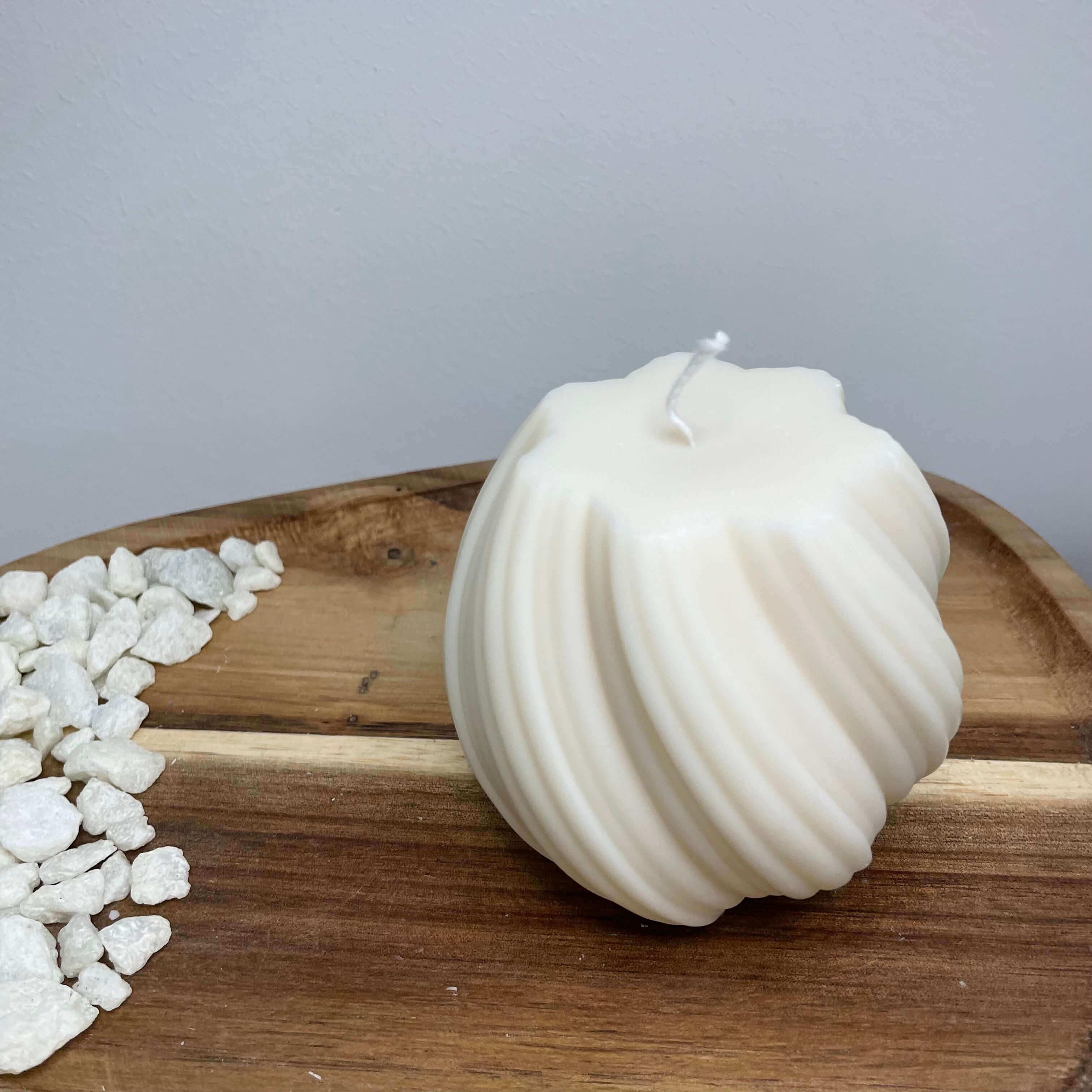 Zusehen ist die handgefertigte Spiral Glow Duftkerze. Sie hat ein elegantes und ästhetisches Design, perfekt für jedes Zuhause. Das Sojawachs ist vegan und umweltfreundlich. In groß.