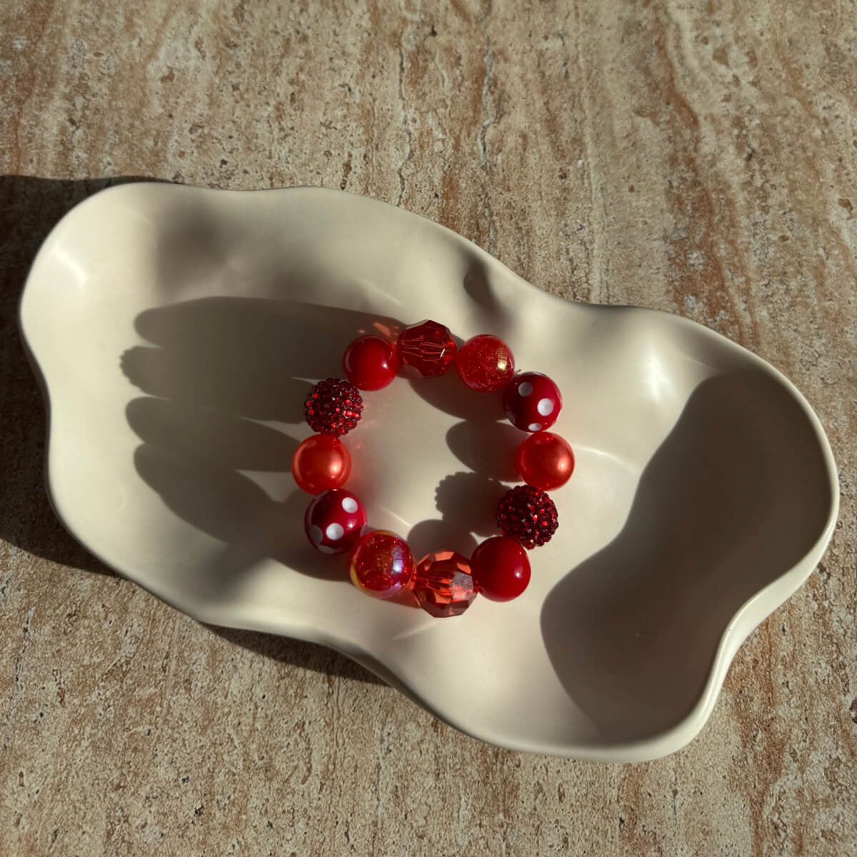 Strawberry Sparkle Armband komplett in der Schale, funkelnde Details und Candy-Look.