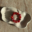 Strawberry Sparkle Armband komplett in der Schale, funkelnde Details und Candy-Look.