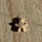 „Detailansicht des Sweet Ginger Buddy aus schräger Perspektive – weihnachtliche Ästhetik.“