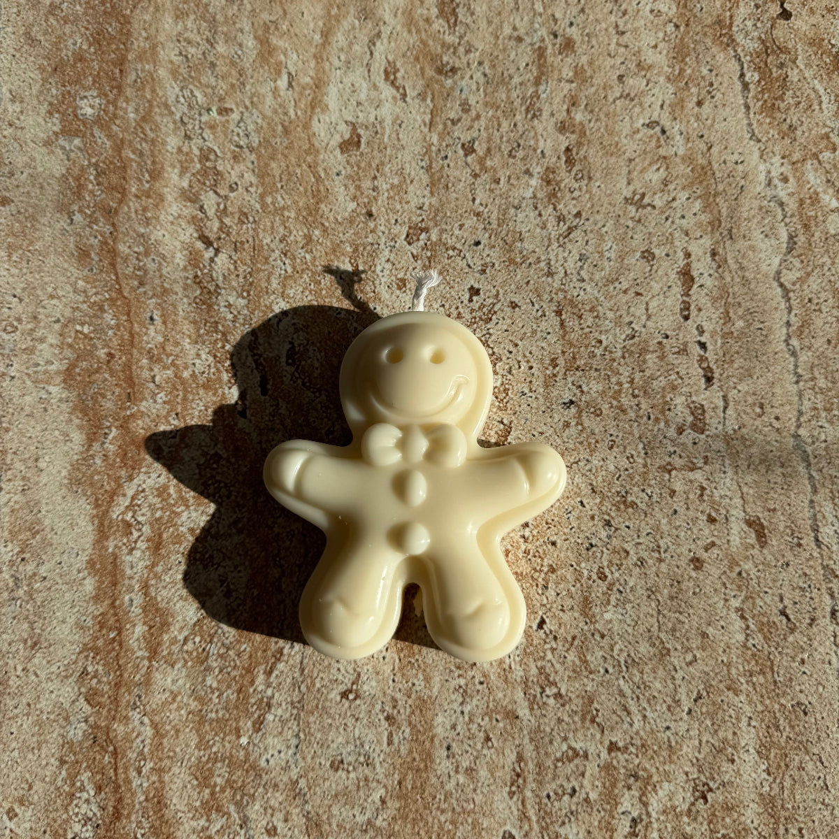 „Nahaufnahme des Sweet Ginger Buddy – detailreiche Gingerbread-Kerze aus Sojawachs.“
