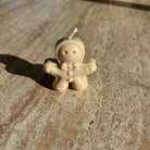 „Sweet Ginger Buddy Kerze in der Hand gehalten – Größenvergleich und Handmade-Feeling.“