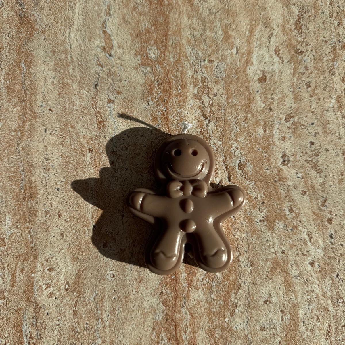 „Sweet Ginger Buddy in der Farbe Frosted White – minimalistische Winterkerze.“