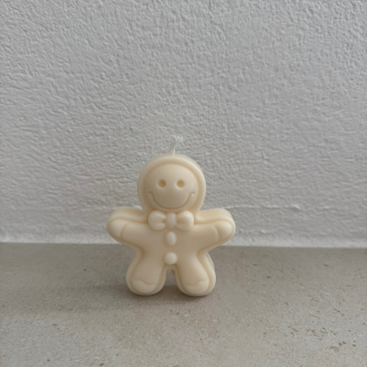 „Sweet Ginger Buddy als Teil einer weihnachtlichen Lifestyle-Dekoration – Kerzen, Tannenzweige und Winterästhetik.“