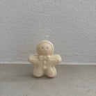 „Sweet Ginger Buddy als Teil einer weihnachtlichen Lifestyle-Dekoration – Kerzen, Tannenzweige und Winterästhetik.“