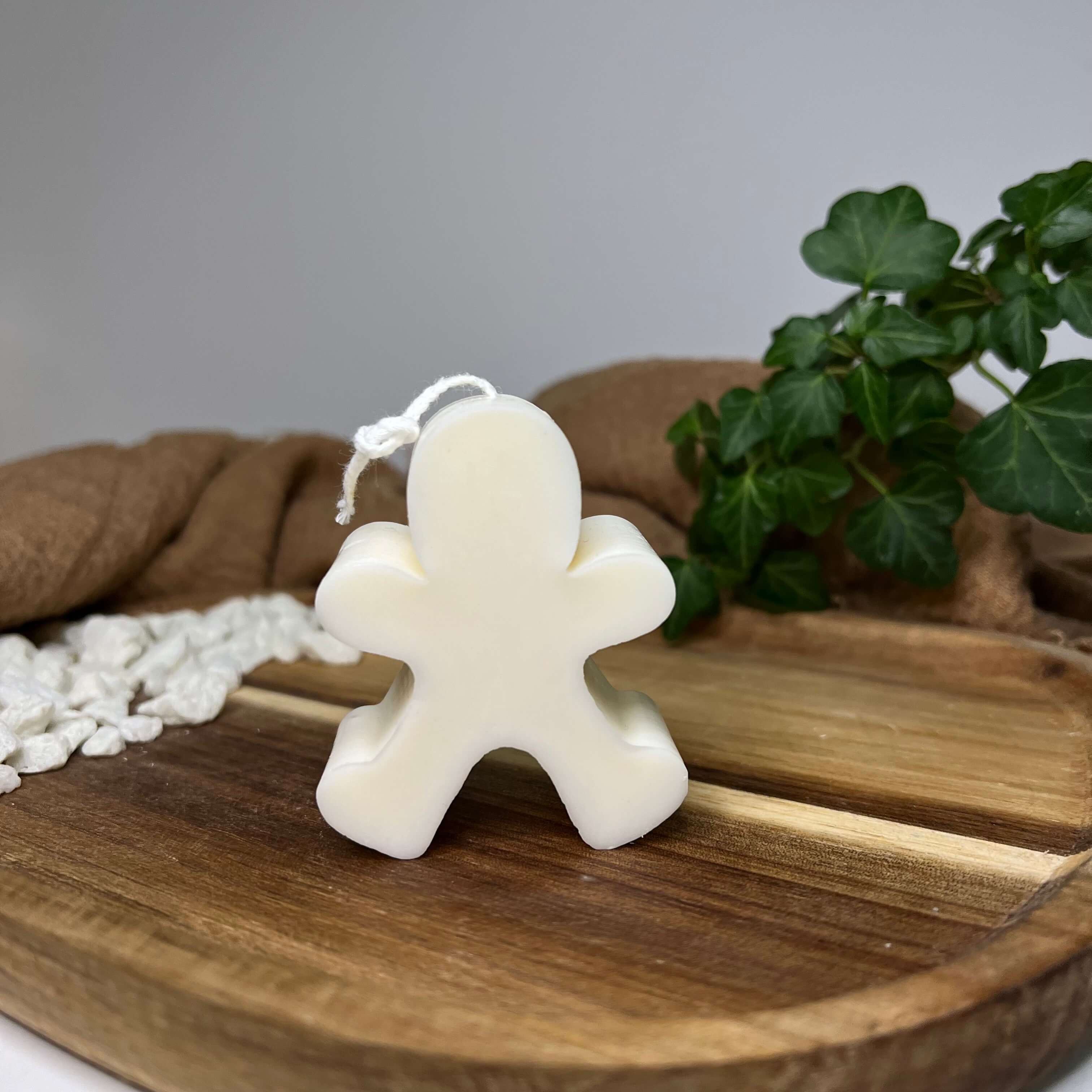 Unsere Sweet Gingerbread Dreams Duftkerze ist perfekt als Weihnachtsgeschenk geeignet. Das einzigartige und stilvolle Design machen sie auch zum idealen Geburtstagsgeschenk und Gastgeschenk. Sie ist in verschiedenen Düften erhältlich. Die perfekte Deko für jedes Zuhause.