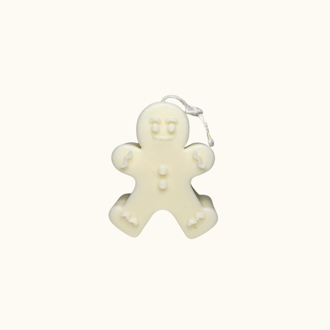 Auf diesem Bild sieht man unsere Sweet Gingerbread Dreams Kerze. Sie ist handgemacht aus Bio Sojawachs. Zudem ist sie umweltfreundlich, nachhaltig und vegan.