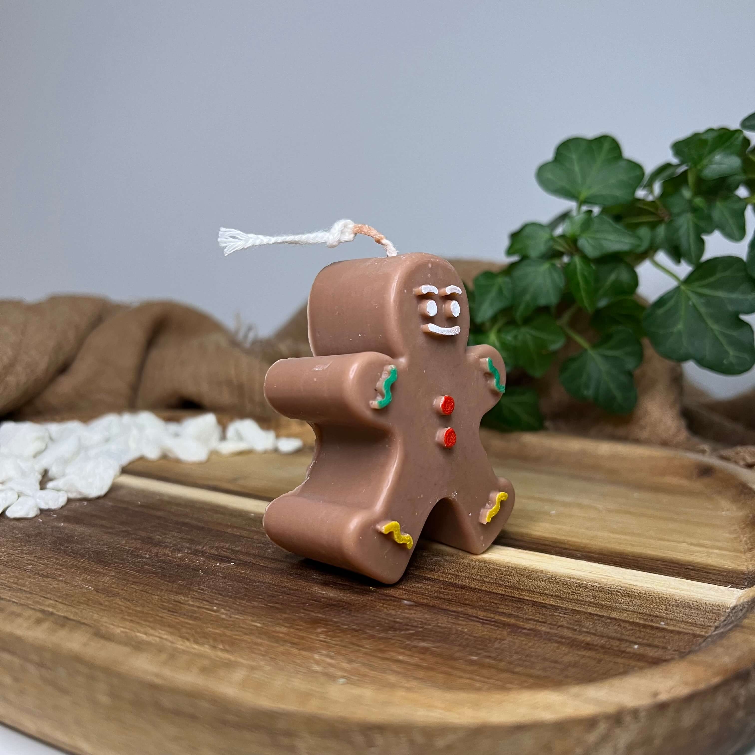 Unsere Sweet Gingerbread Dreams Kerze. Diese Duftkerze ist in mehreren Düften erhältlich. Die Düfte haben einen angenehmen und beruhigenden Geruch. Perfekt für entspannte und gemütliche Tage. In der Farbe Braun.