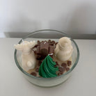 Nahaufnahme des kleinen Schneemanns aus Wachs zwischen Schokolade und Candy-Elementen – Teil der festlichen Weihnachtskerze.