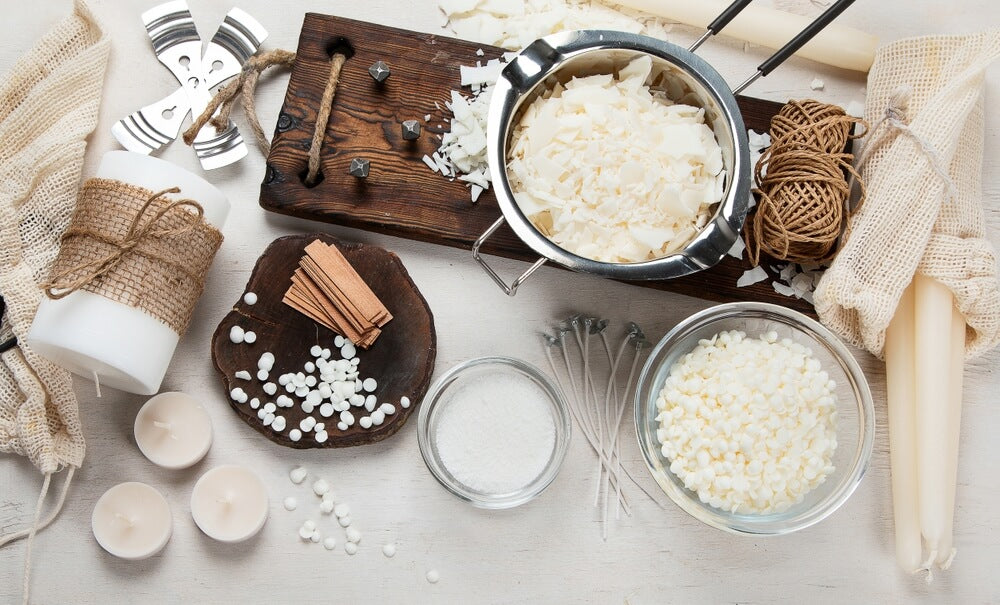 Auf diesem Bild sieht man wie unsere exklusiven und einzigartigen Kerzen mit Handarbeit produziert werden. Die Duftkerzen sind perfekt als Dekoration geeignet.