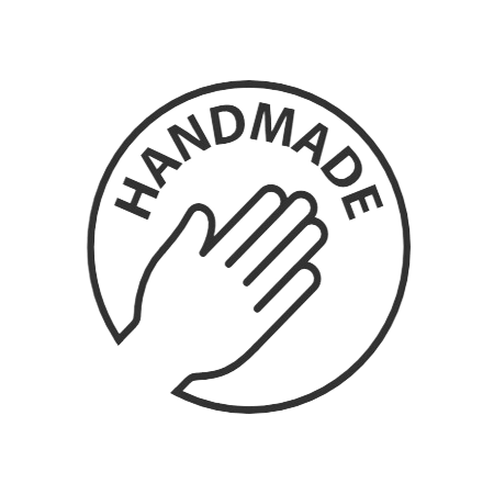 Hier sieht man ein Bild mit einem Handgemacht Zeichen. Diese drückt aus, das alle unsere Produkte handgefertigt sind mit Liebe.