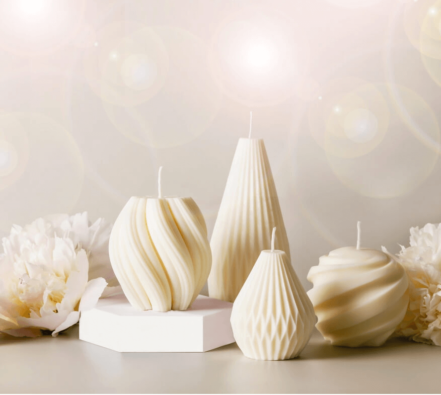 Hier sieht man unsere handgemachten Kerzen aus Sojawachs. Unsere Kerzenkunst ist komplett nachhaltig und Umweltfreundlich, sowie Vegan. Unsere Produkte sind geeignet als Hochzeitskerzen, Weihnachtskerzen und Osterkerzen, sowie als Dekoration für jedes Zuhause. Entdecke unsere einzigartigen Kerzenunikate.