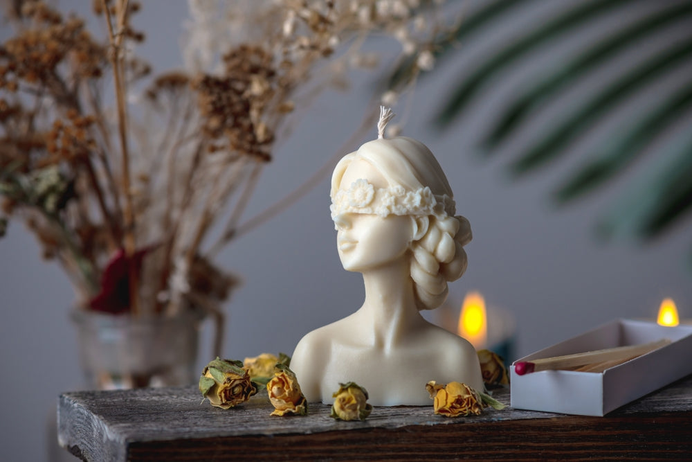 Hier sieht man unsere Skulptur Kerze. Es ist eine Kerzen Frau. Sie sieht elegant und ästhetisch aus. Die Kerze ist aus hochwertigem Sojawachs und nachhaltig. Perfekt als Geschenk und Dekoration geeignet. Diese Kerzen sind Luxus und desginer.