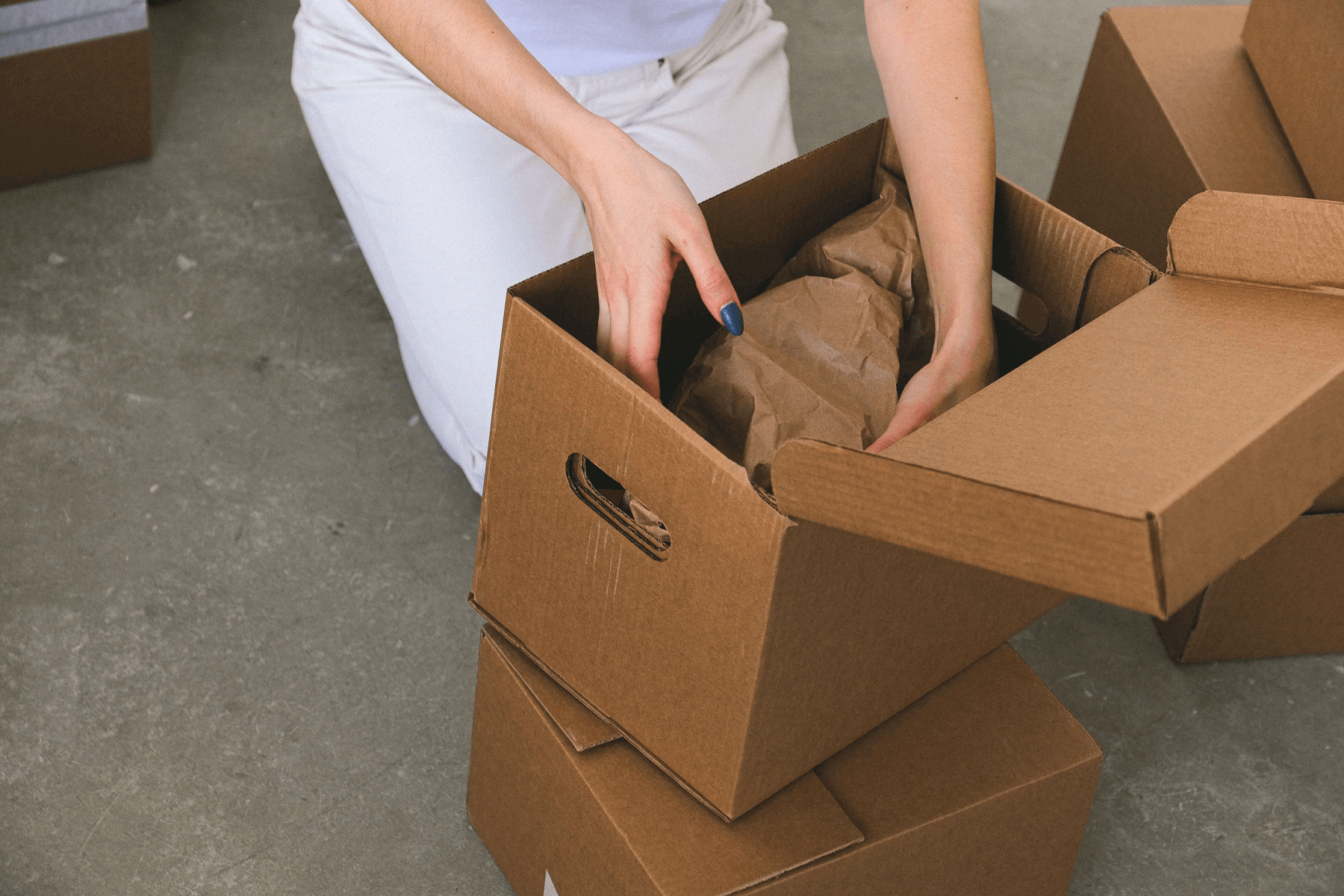 Man sieht den umweltfreundlichen und nachhaltigen Verpackungsprozess unserer handgemachten Kerzen und handgemachten Jesmonite Kreationen. Die Kerzen sind elegant und ästhetisch, sowie perfekt als Geschenke für Freunde und Familie geeignet.