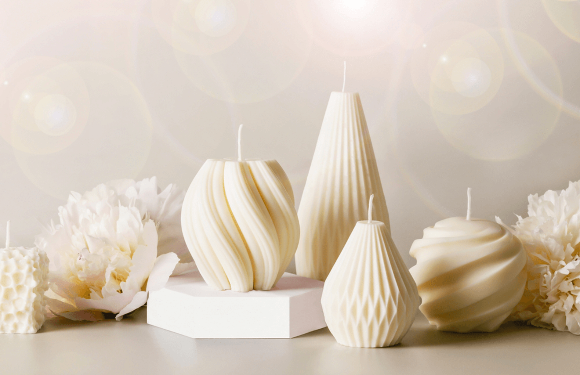 Hier sieht man unsere handgemachten Kerzen aus Sojawachs. Unsere Kerzenkunst ist komplett nachhaltig und Umweltfreundlich, sowie Vegan. Unsere Produkte sind geeignet als Hochzeitskerzen, Weihnachtskerzen und Osterkerzen, sowie als Dekoration für jedes Zuhause. Entdecke unsere einzigartigen Kerzenunikate.