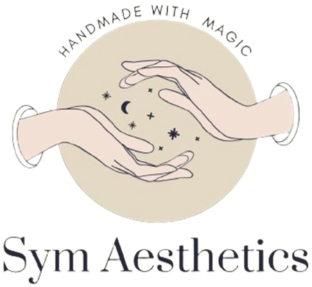 Hier sieht man das Logo von Sym Aesthetics. Über dem Logo steht Handmade with Magic, also das die Kerzen und Jesmonite handgemachte Produkte sind.