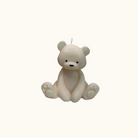 Auf diesem Bild ist unsere Teddy Twinkle Spark - Groß Kerze zusehen. Sie ist handgemacht aus Bio Sojawachs. Zudem ist sie nachhaltig, vegan und umweltfreundlich.