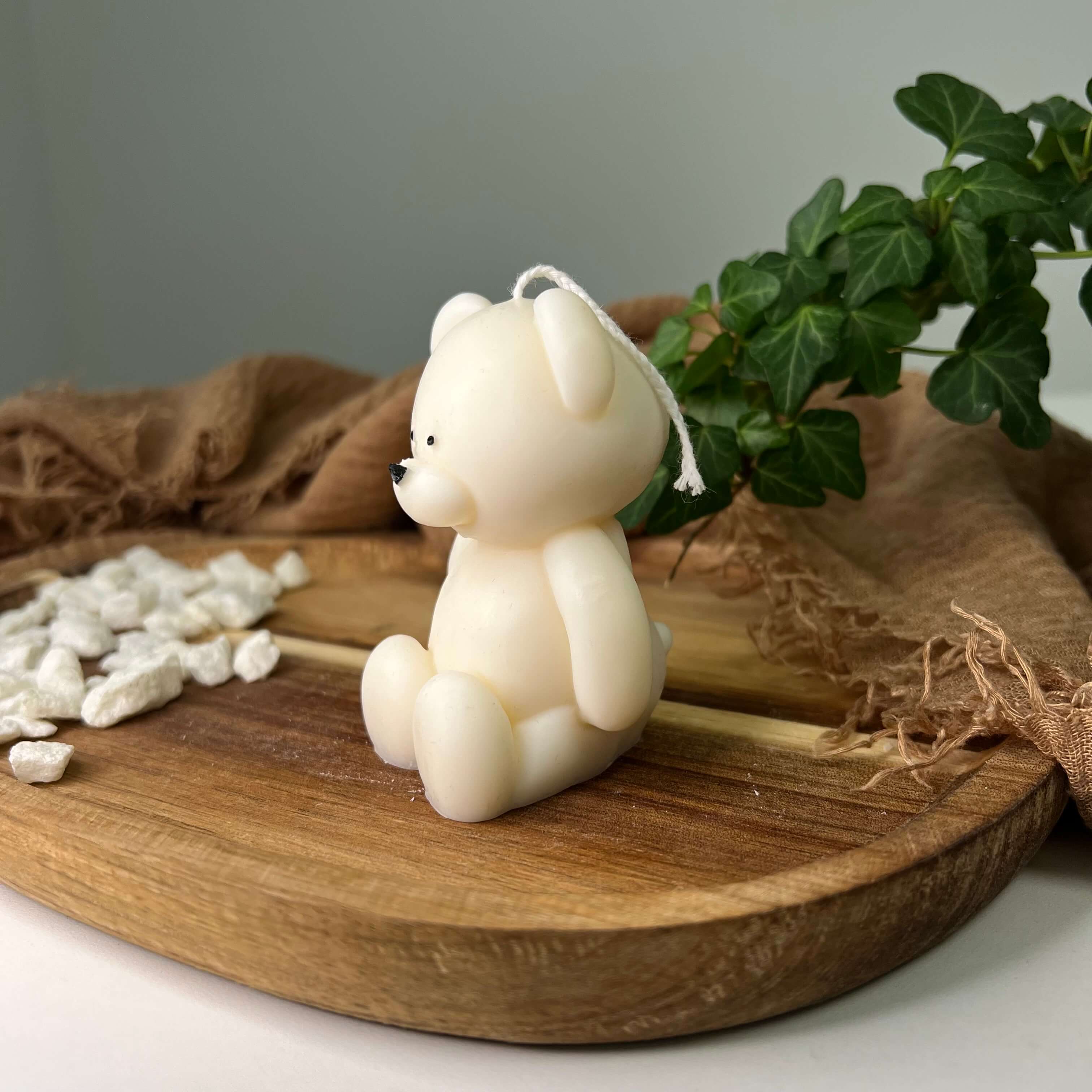 Die Teddy Twinkle Spark - Mittel Kerze ist in verschiedenen Düften erhältlich. Die Düfte haben einen angenehmen und guten Geruch und sind perfekt zum entspannen. Perfekt für gemütliche Tage.