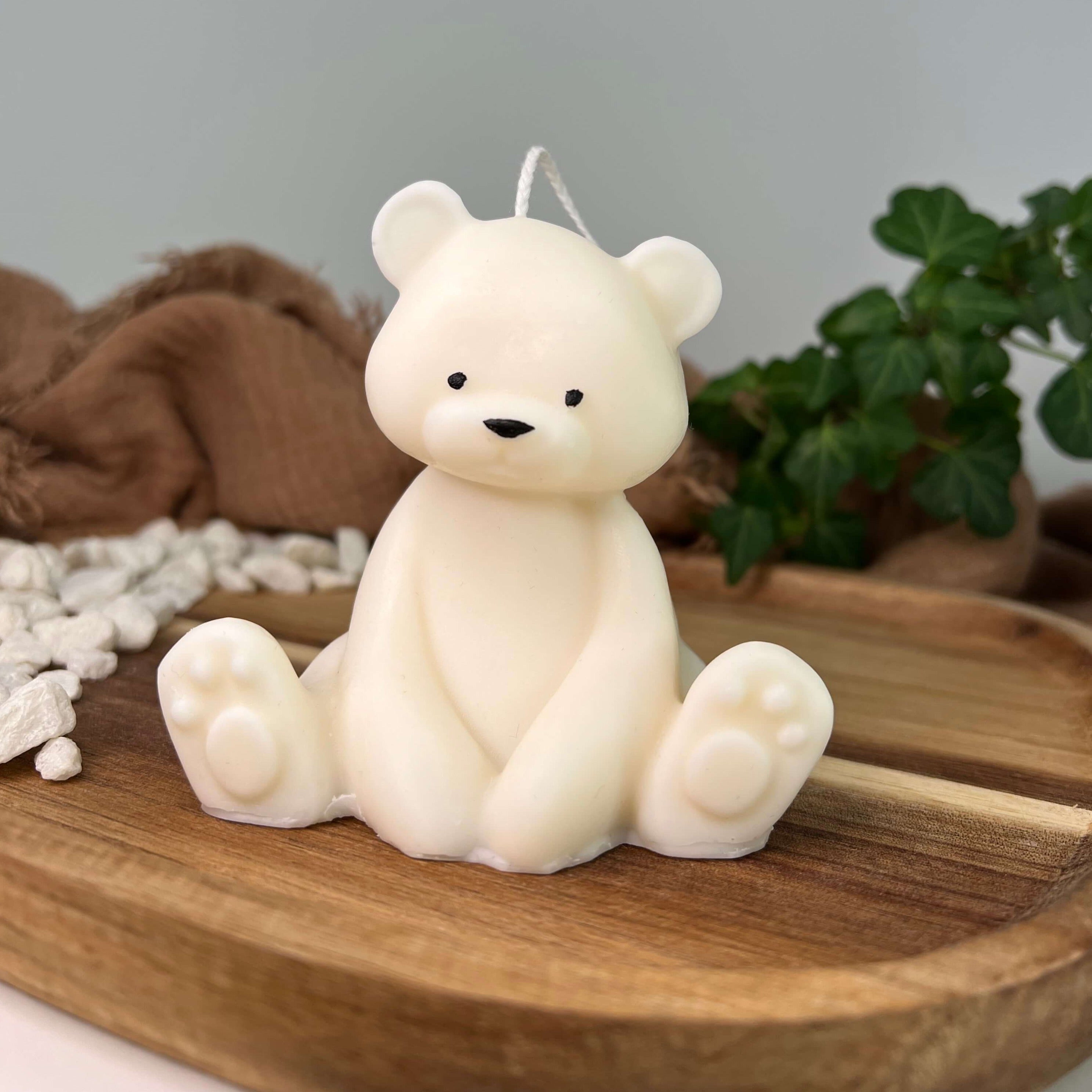 Hier sieht man unsere Teddy Twinkle Spark - Groß Kerze. Mit ihrem Teddybär Design ist sie perfekt als Dekoration geeignet. Sie ist elegant und asthetisch.