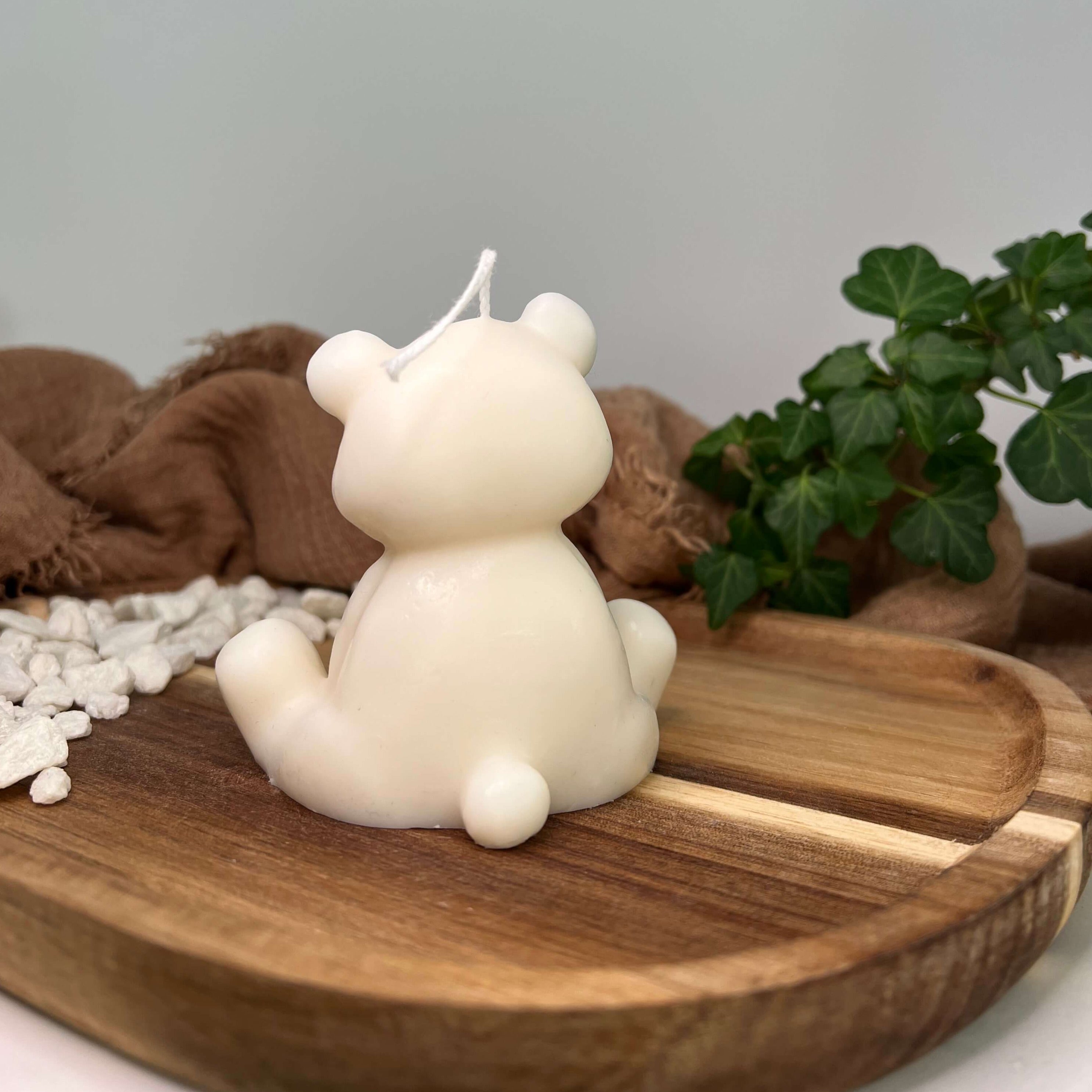 Die Teddy Twinkle Spark - Groß Kerze ist in verschiedenen Düften erhältlich. Die Düfte haben einen angenehmen und guten Geruch und sind perfekt zum entspannen. Perfekt für gemütliche Tage.