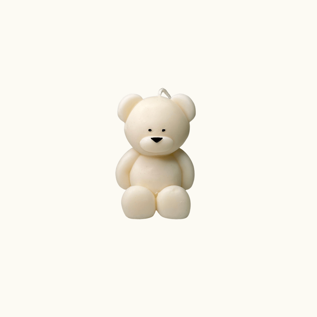 Auf diesem Bild ist unsere Teddy Twinkle Spark - Mittel Kerze zusehen. Sie ist handgemacht aus Bio Sojawachs. Zudem ist sie nachhaltig, vegan und umweltfreundlich.