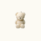 Auf diesem Bild ist unsere Teddy Twinkle Spark - Mittel Kerze zusehen. Sie ist handgemacht aus Bio Sojawachs. Zudem ist sie nachhaltig, vegan und umweltfreundlich.