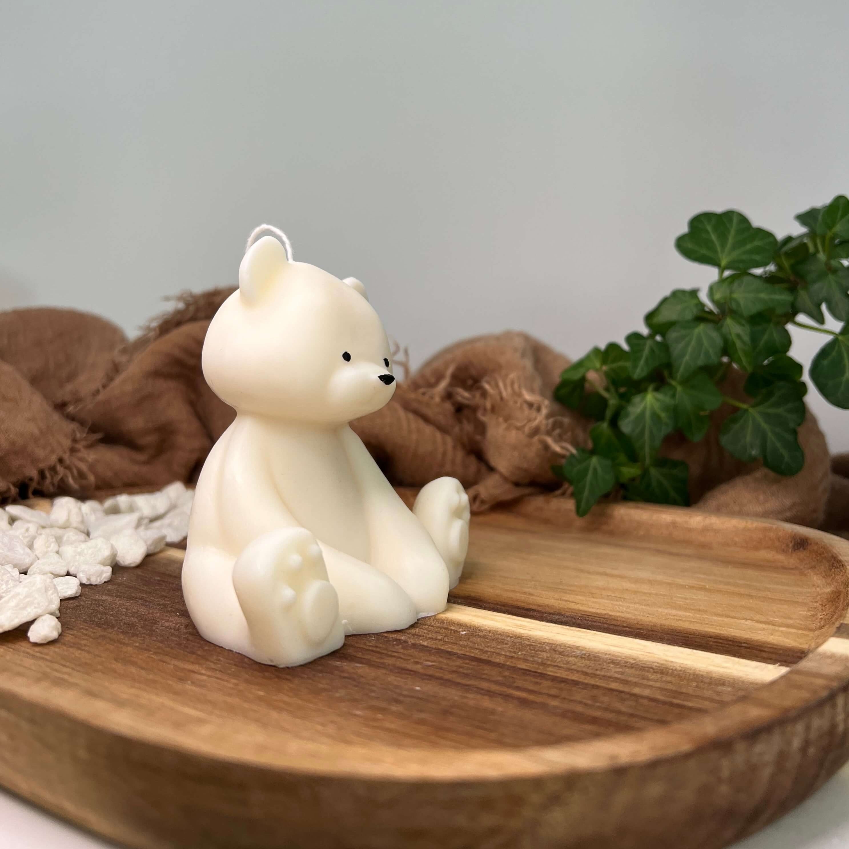 Dargestellt ist die Teddy Twinkle Spark - Groß Kerze. Sie ist perfekt als Geburtstagsgeschenk und Gastgeschenk geeignet. Mit ihrem Teddybär Design ist ist sie auch perfekt als Weihnachtsgeschenk, Ostergeschenk und Hochzeitsgeschenk geeignet. Sie ist handgemacht aus hochwertigem Sojawachs.