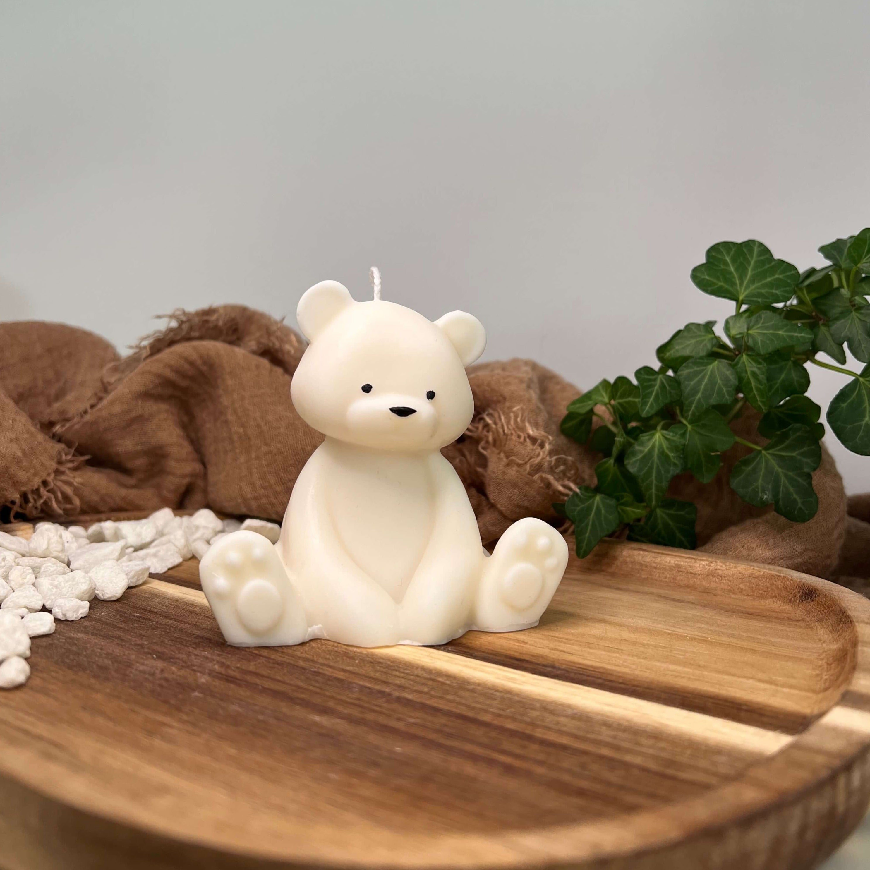 Teddy Twinkle Spark - Groß Kerze. In unserem Kerzenshop verkaufen wir handgemachte, hochwertige Kerzen aus Sojawachs.