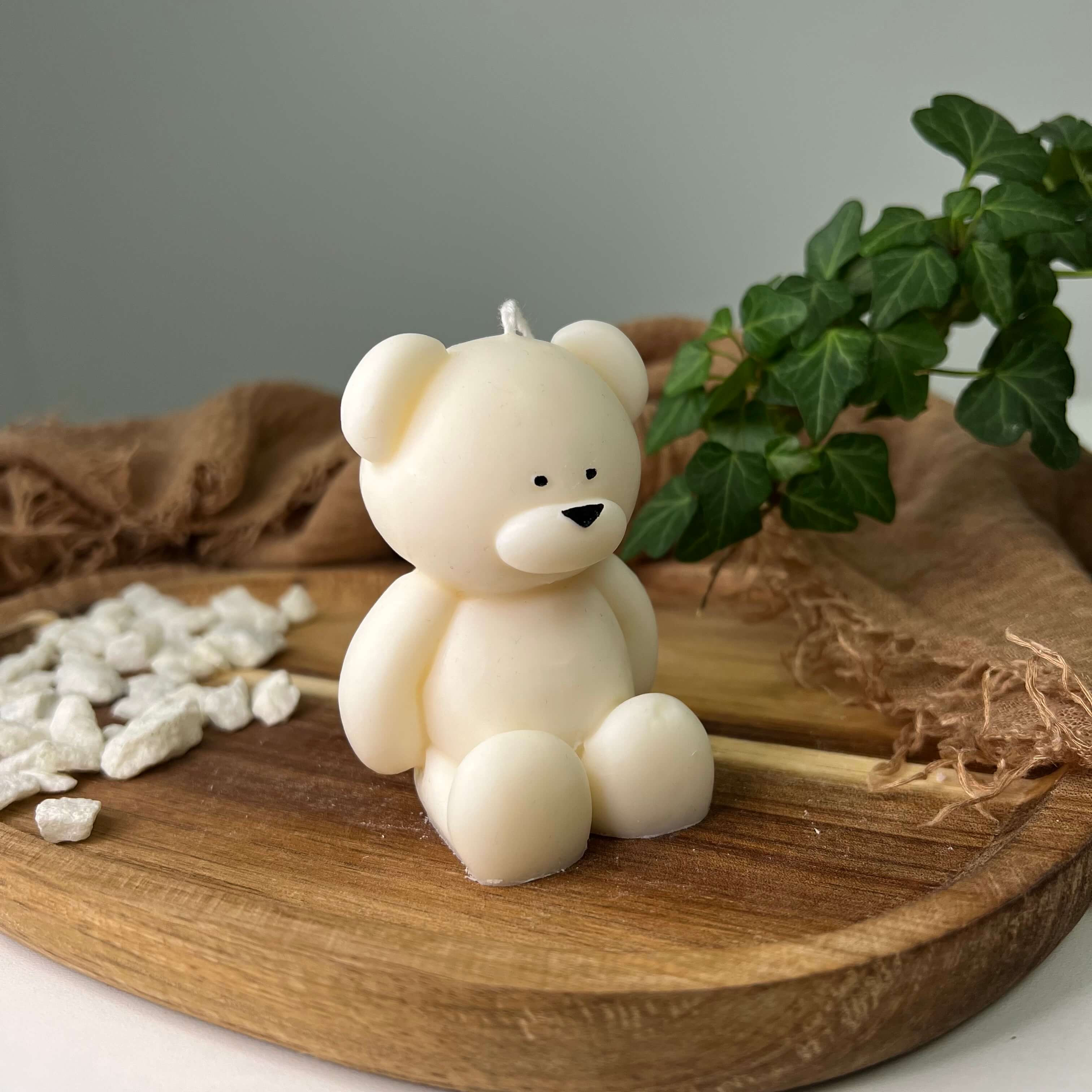 Die Teddy Twinkle Spark - Mittel Kerze ist ideal als Deko für jedes Zuhause. Ihr Bär Design zieht jeden Blick auf sich.
