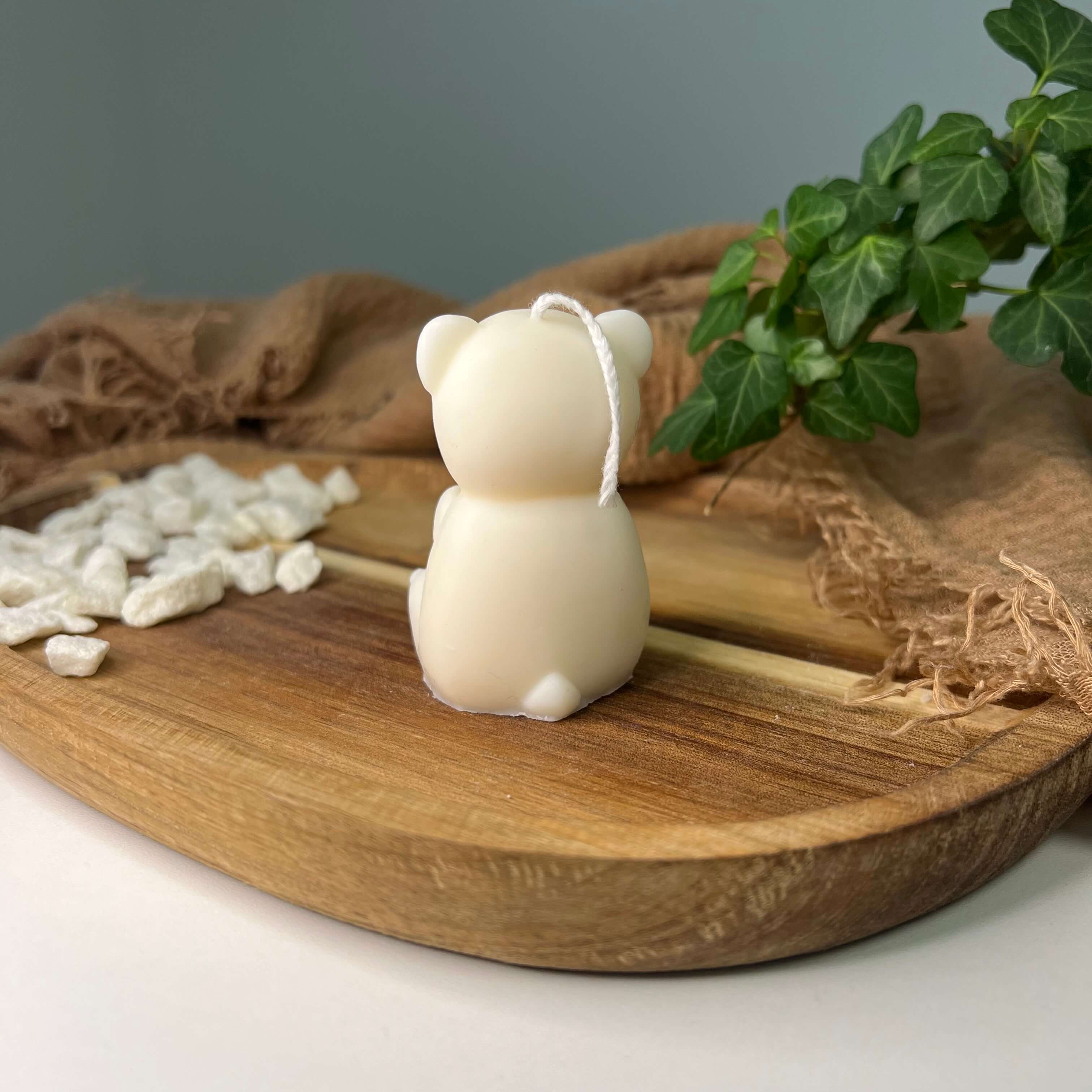 Die Teddy Twinkle Spark - Klein Kerze ist ideal als Deko für jedes Zuhause. Ihr Bär Design zieht jeden Blick auf sich.