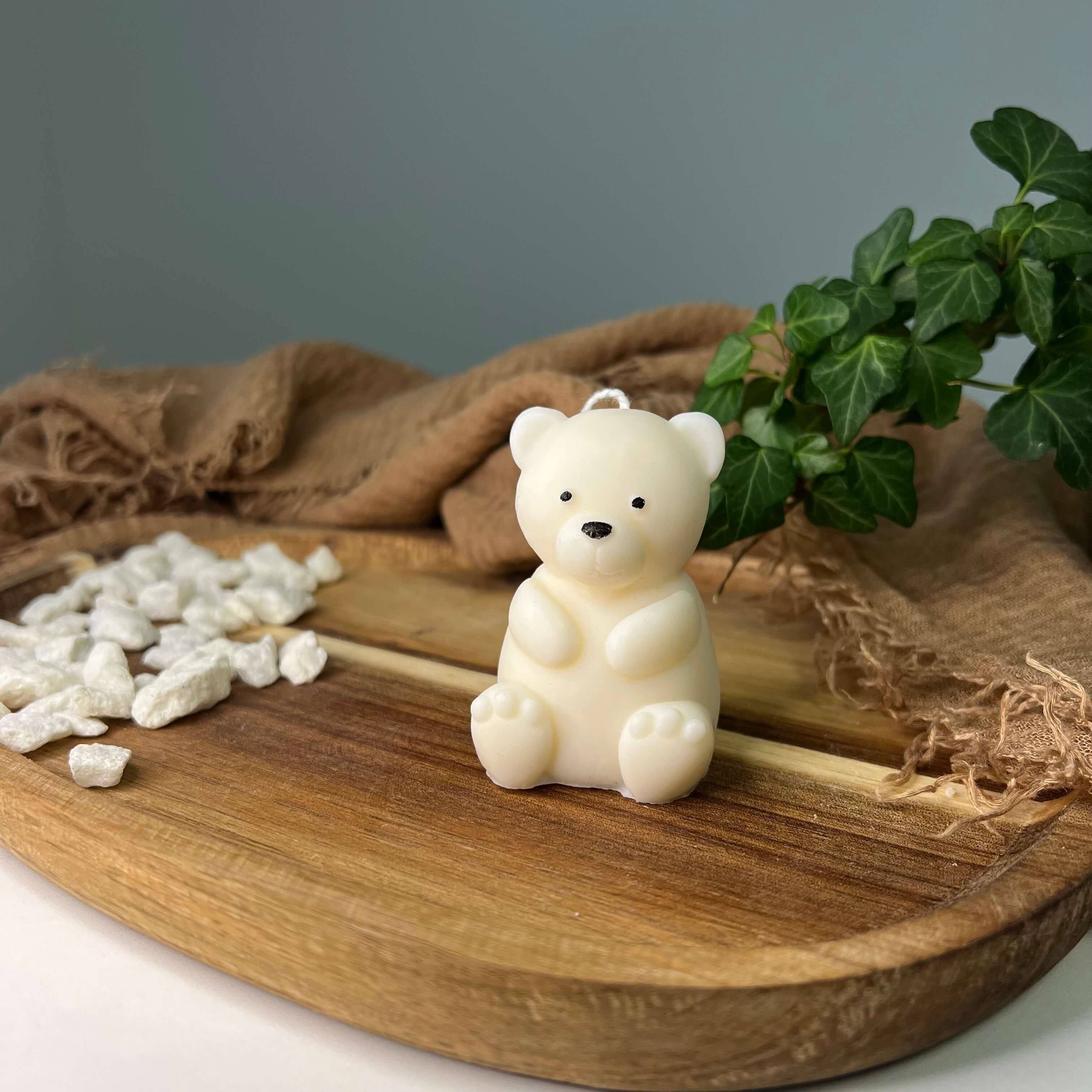 Hier sieht man unsere Teddy Twinkle Spark - Klein Kerze. Mit ihrem Teddybär Design ist sie perfekt als Dekoration geeignet. Sie ist elegant und asthetisch.