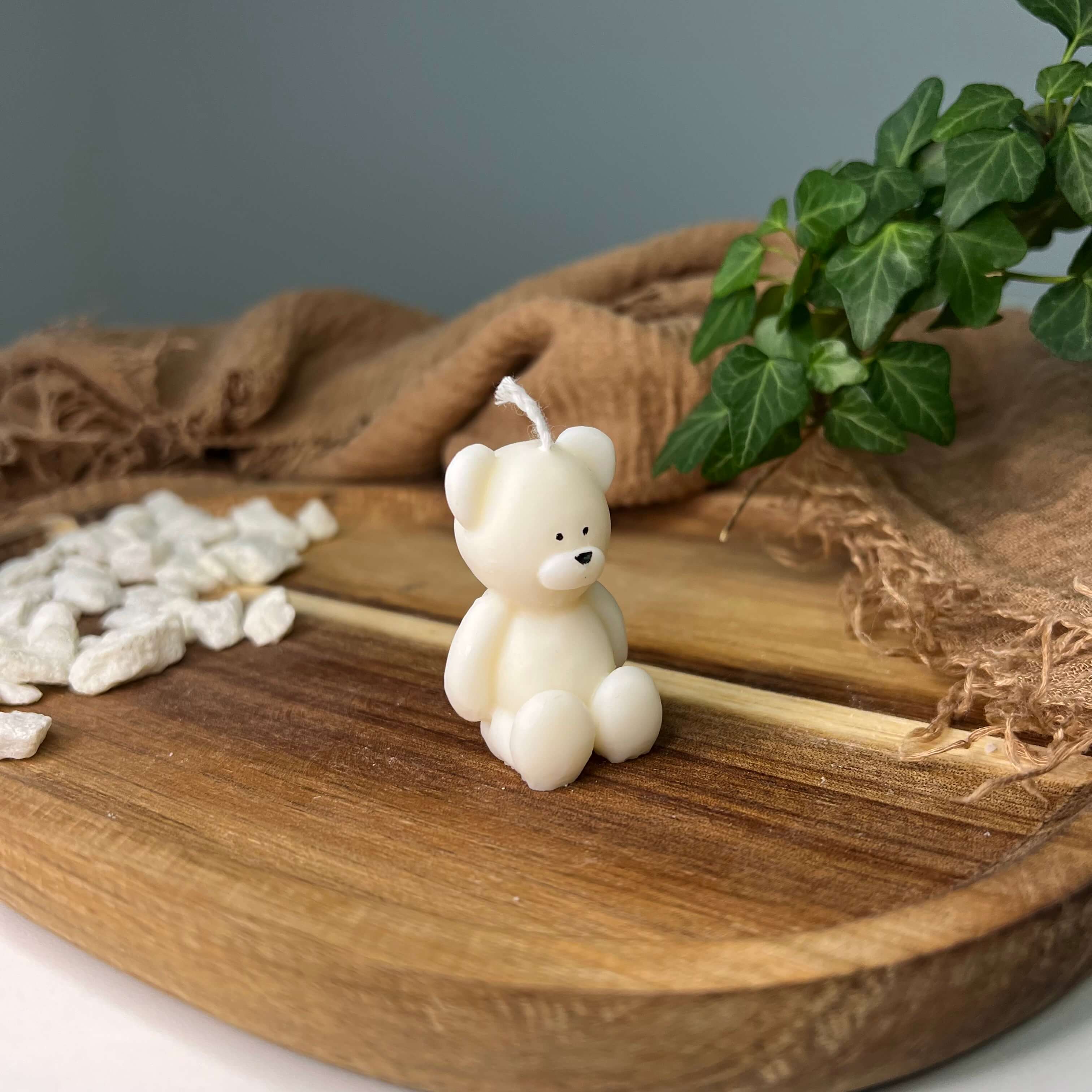 Unsere Teddy Twinkle Spark - Mini Kerze. Sie ist einzigartig und stilvoll. Handgefertigt aus Sojawachs und mit einem Teddybär Design.