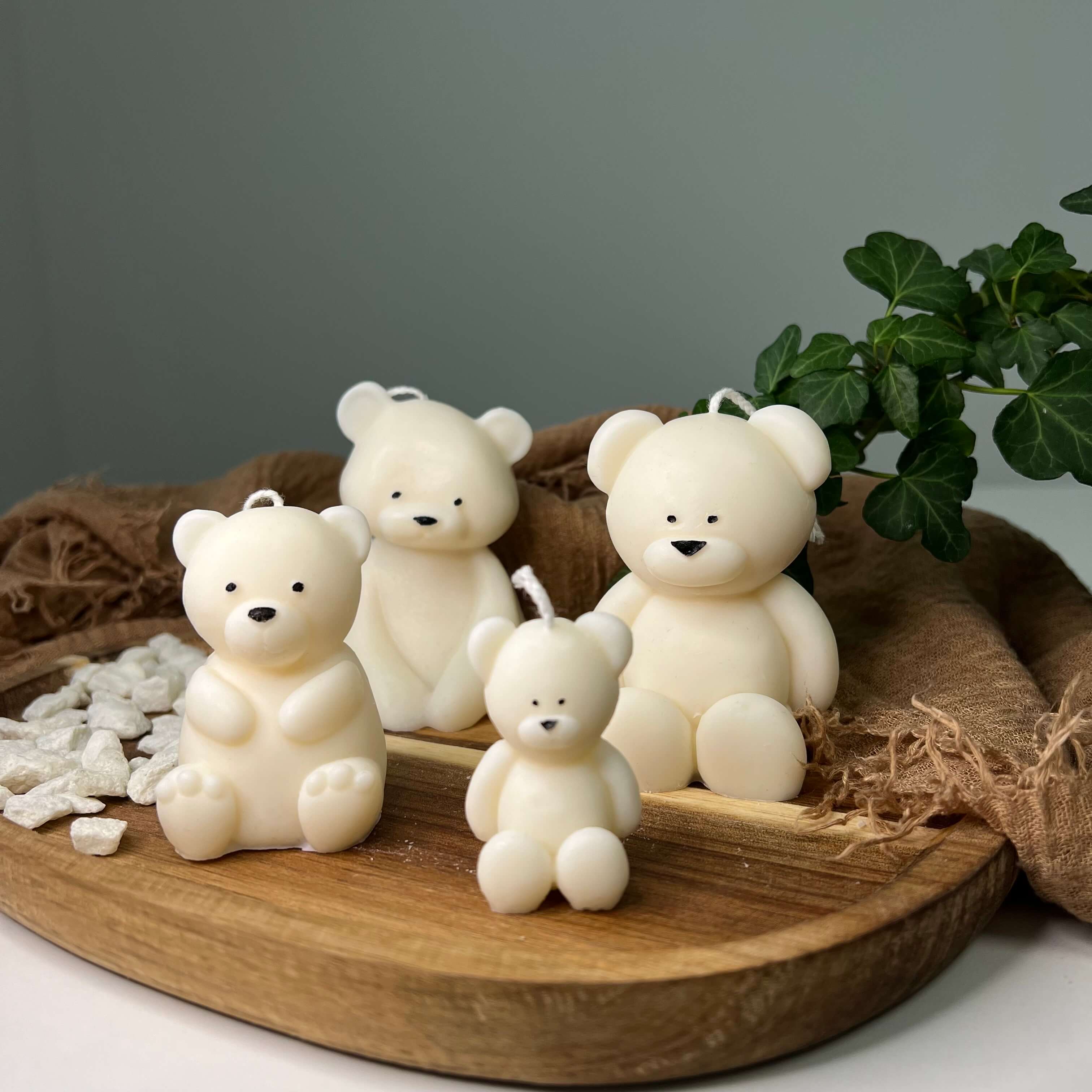 Teddy Twinkle Spark - Mini Kerze. In unserem Kerzenshop verkaufen wir handgemachte, hochwertige Kerzen aus Sojawachs.