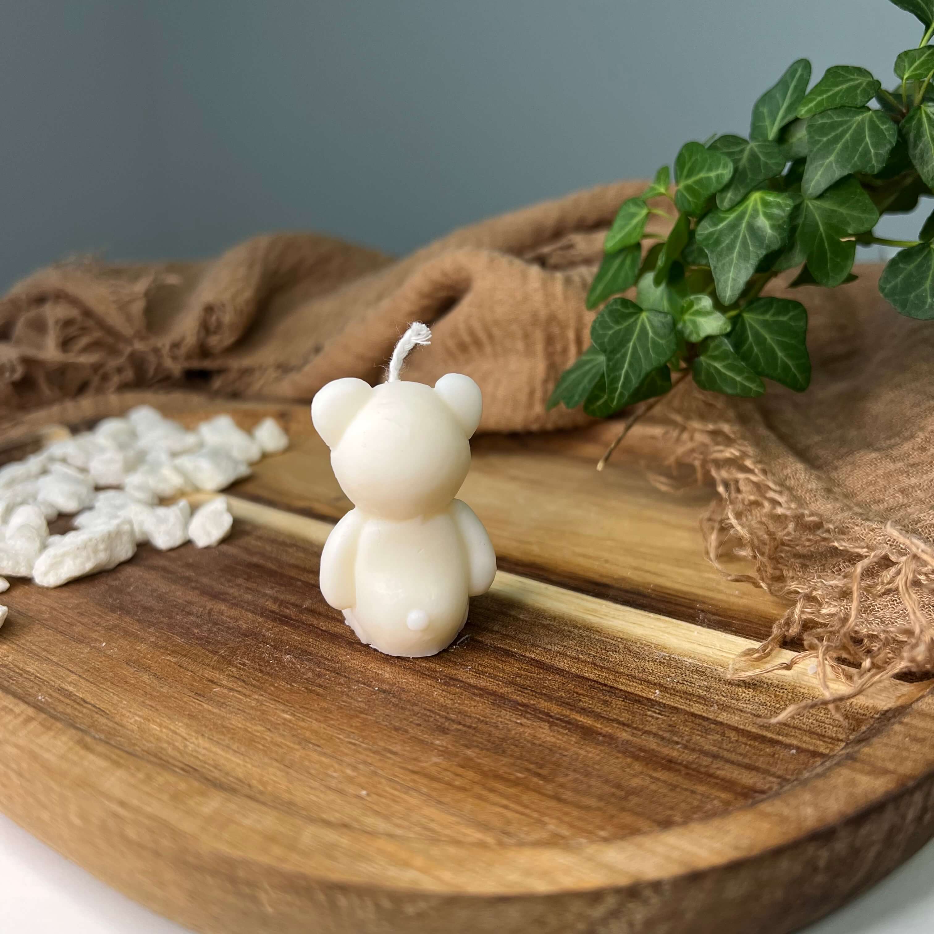 Dargestellt ist die Teddy Twinkle Spark - Mini Kerze. Sie ist perfekt als Geburtstagsgeschenk und Gastgeschenk geeignet. Mit ihrem Teddybär Design ist ist sie auch perfekt als Weihnachtsgeschenk, Ostergeschenk und Hochzeitsgeschenk geeignet. Sie ist handgemacht aus hochwertigem Sojawachs.