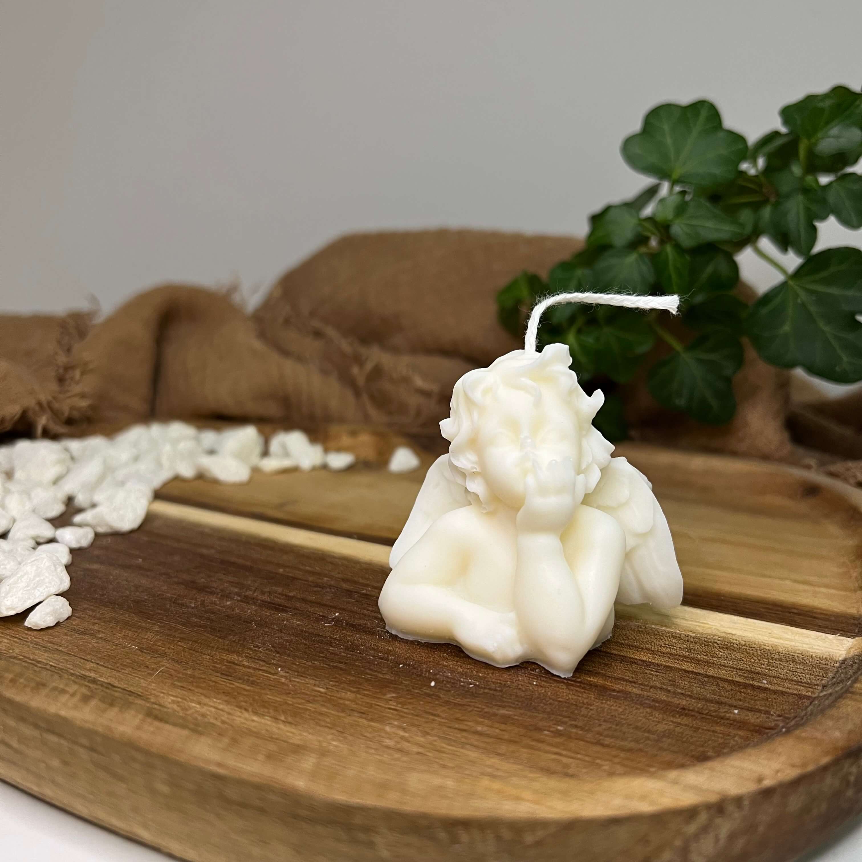 Hier sieht man unsere Thoughtful Celestial Babe Kerze. Diese Engels Kerze ist perfekt als Dekoration geeignet. Sie sieht elegant und ästhetisch aus. Handgefertigt aus hochwertigem Sojawachs.