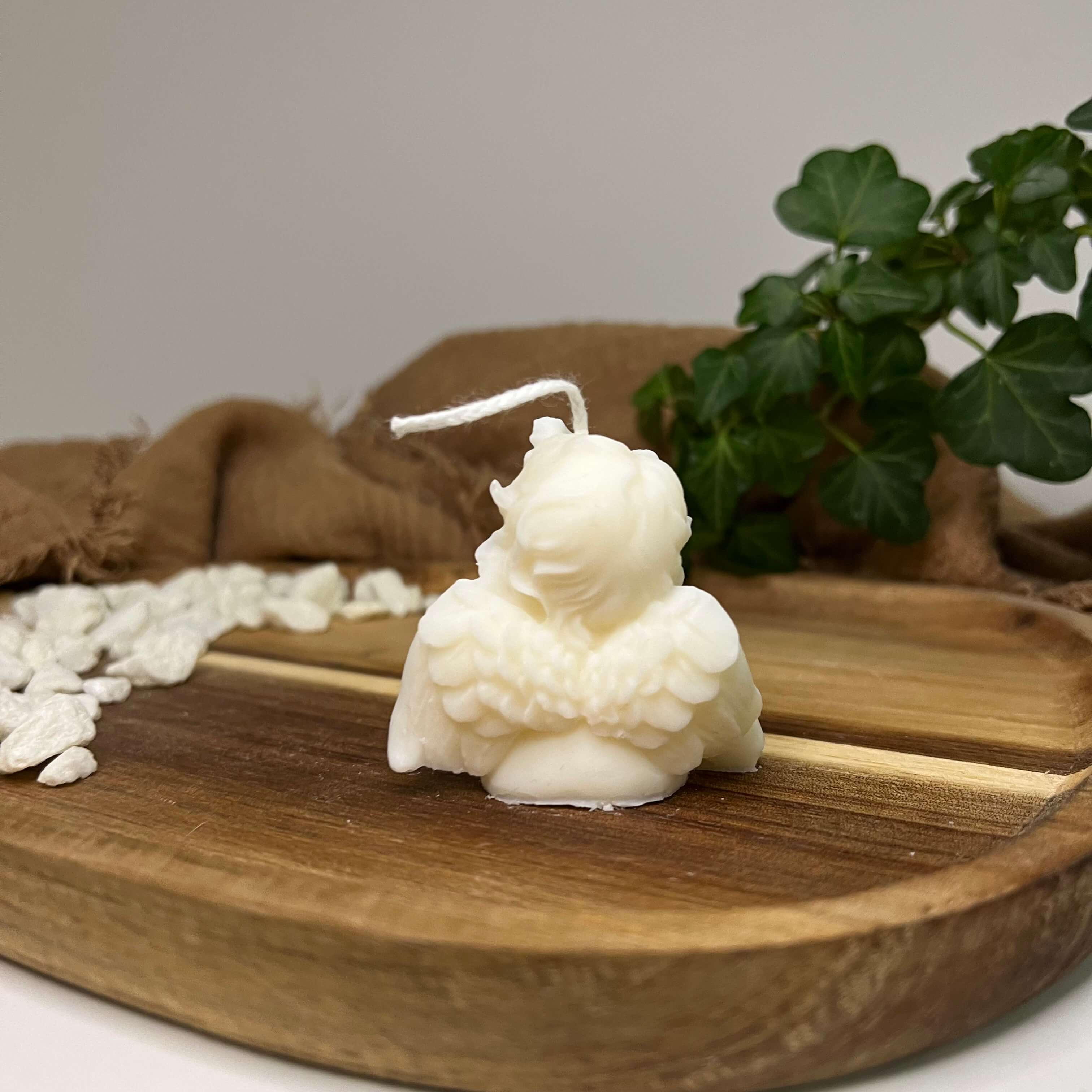 Thoughtful Celestial Babe Kerze. Sie ist handgemacht aus nachhaltigem Sojawachs. Zudem ist sie perfekt als Gastgeschenk geeignet. Auch ideal als Ostergeschenk, Weihnachtsgeschenk oder für Valentinstag.