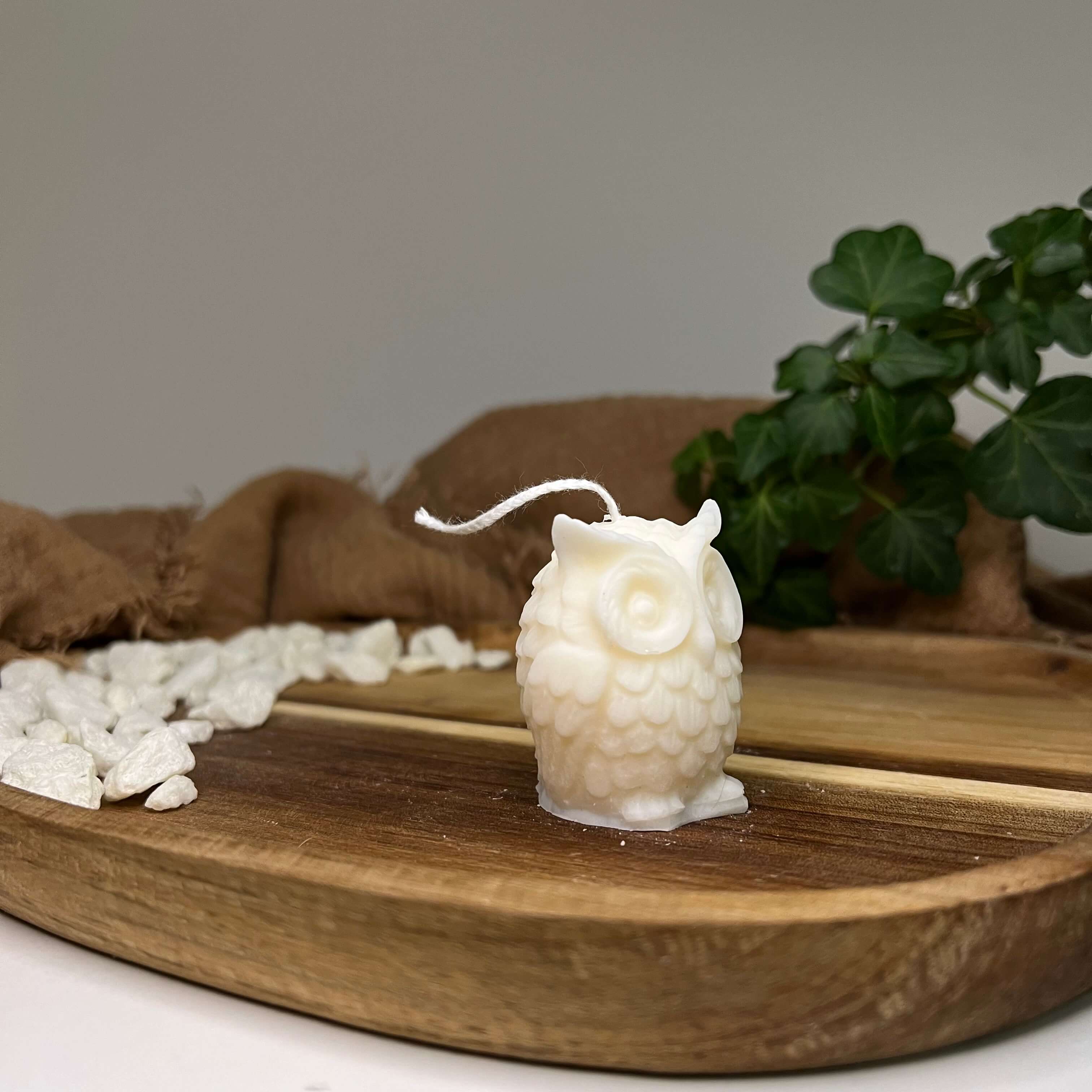 Unsere Twilight Owl Duftkerze. Diese Eulen Kerze ist in verschiedenen Düften erhältlich. Die Düfte haben einen angenehmen und beruhigenden Geruch. Perfekt für entspannte und gemütliche Tage.