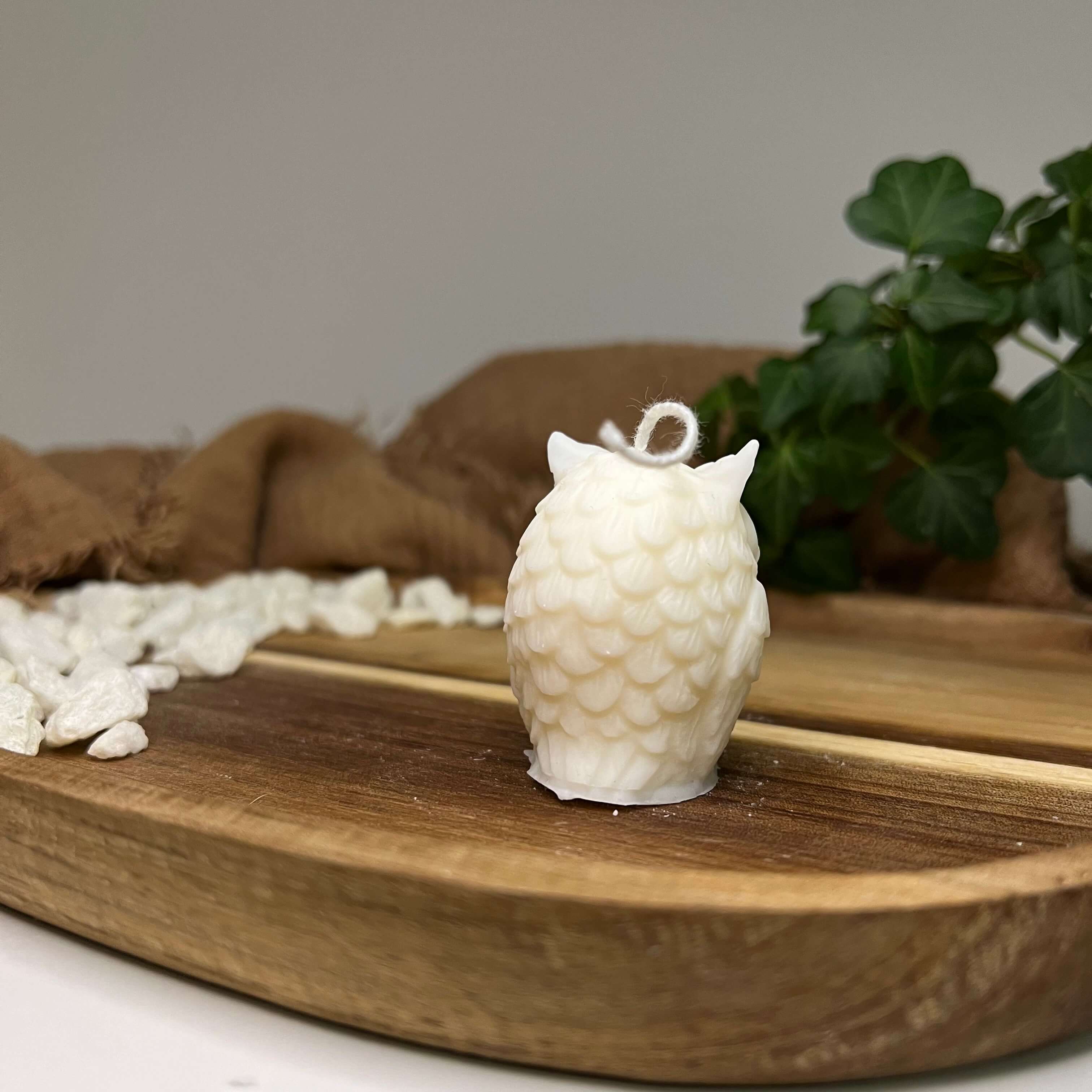 Diese Tierkerze Twilight Owl ist ein wahrer Hingucker. Sie ist handgemacht aus nachhaltigem Sojawachs. Sie ist Dekorativ und hat einen sehr gut riechenden Geruch. Die Brenndauer ist hervorragend. Das Material ist frei von schädlichen Inhaltsstoffen.