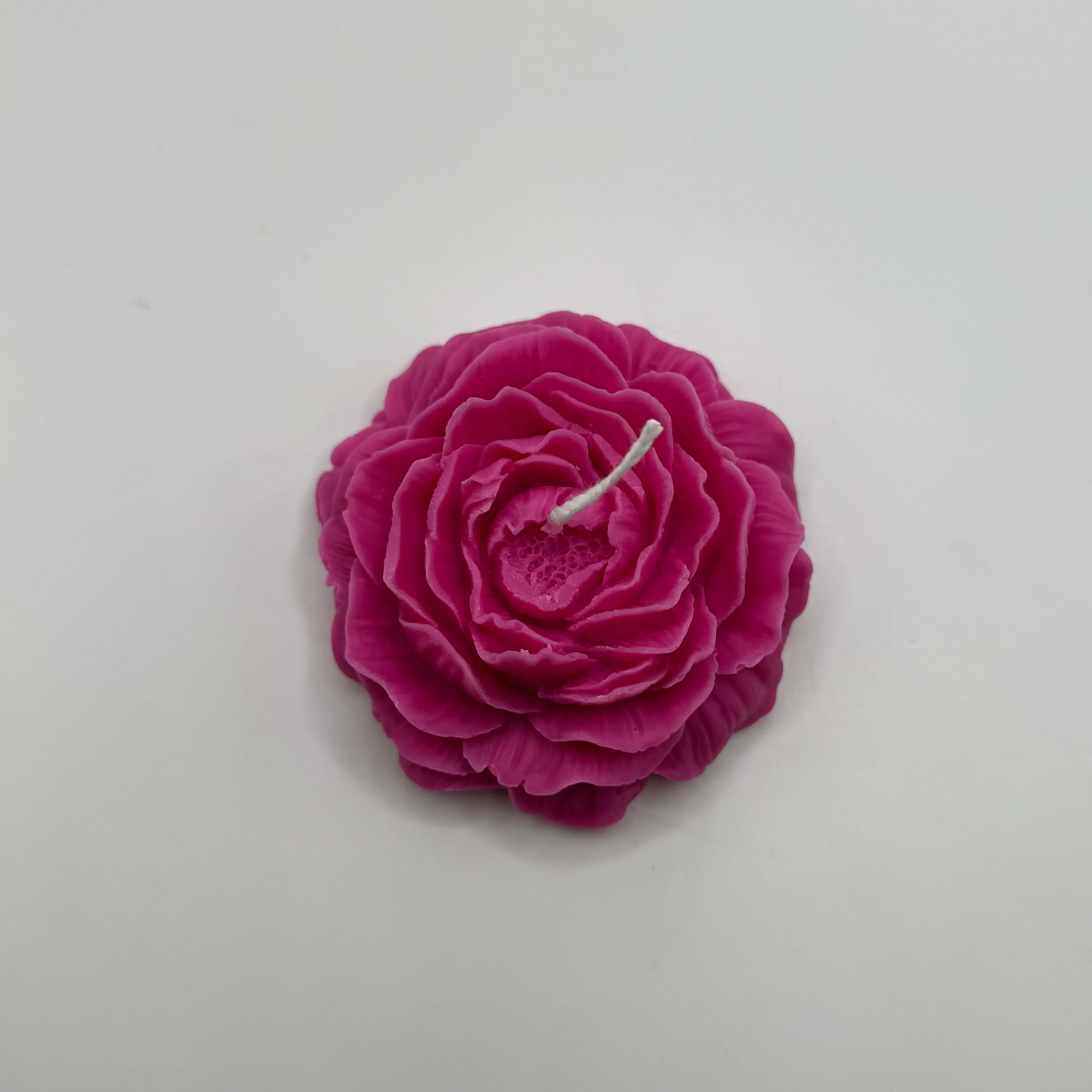 Die “Rosé Petal Elegance”-Kerze, eine nachhaltige und vegane Kreation aus reinem Sojawachs, besticht durch ihr einzigartiges Design in Form einer Rosenblüte. Ideal als beruhigendes Wohnaccessoire oder stilvolles Geschenk.