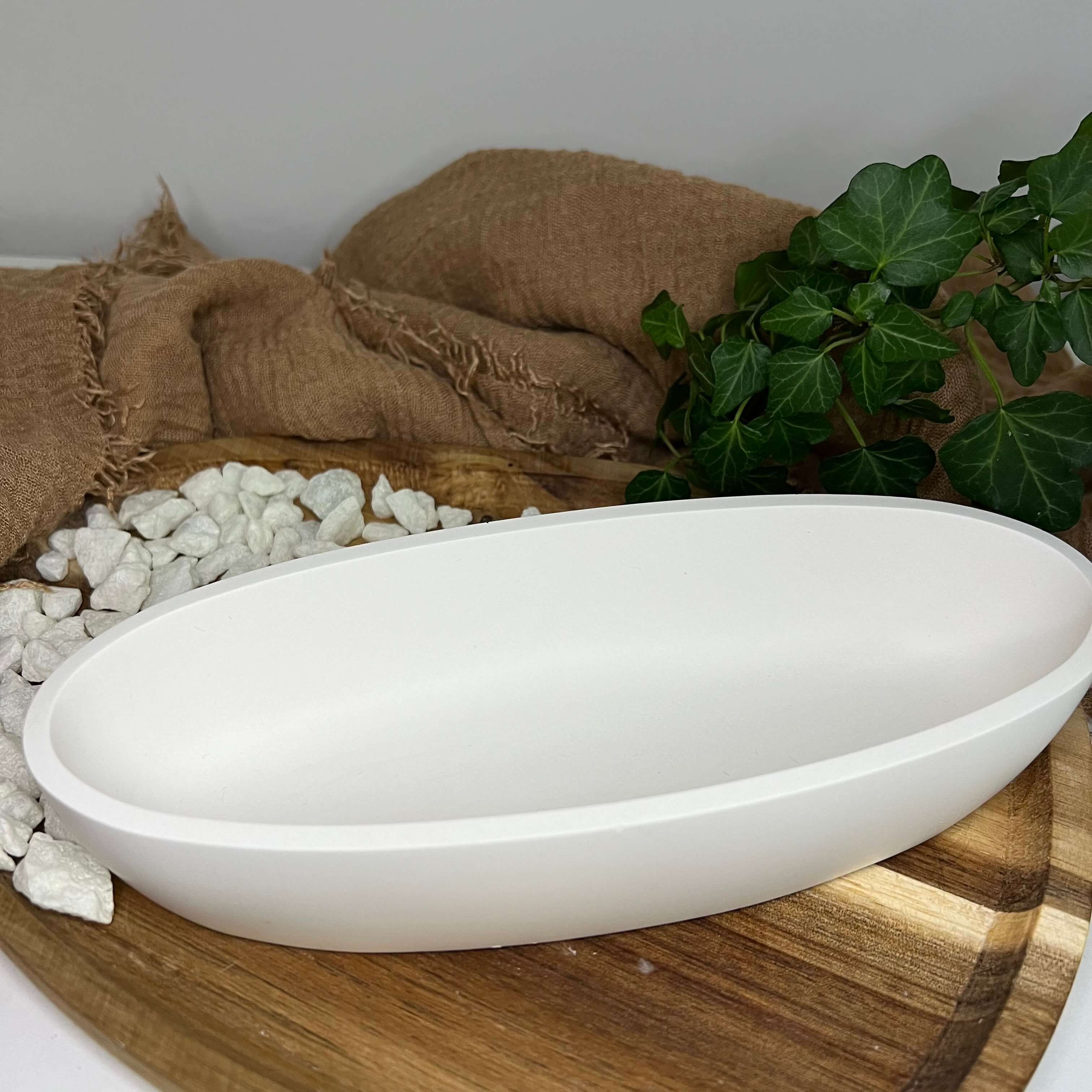 Hier sieht man unser Vessel of Timelessness Jesmonite Schmuckkasten. Dieser Behälter ist perfekt als Dekoration geeignet. Er sieht elegant und ästhetisch aus.