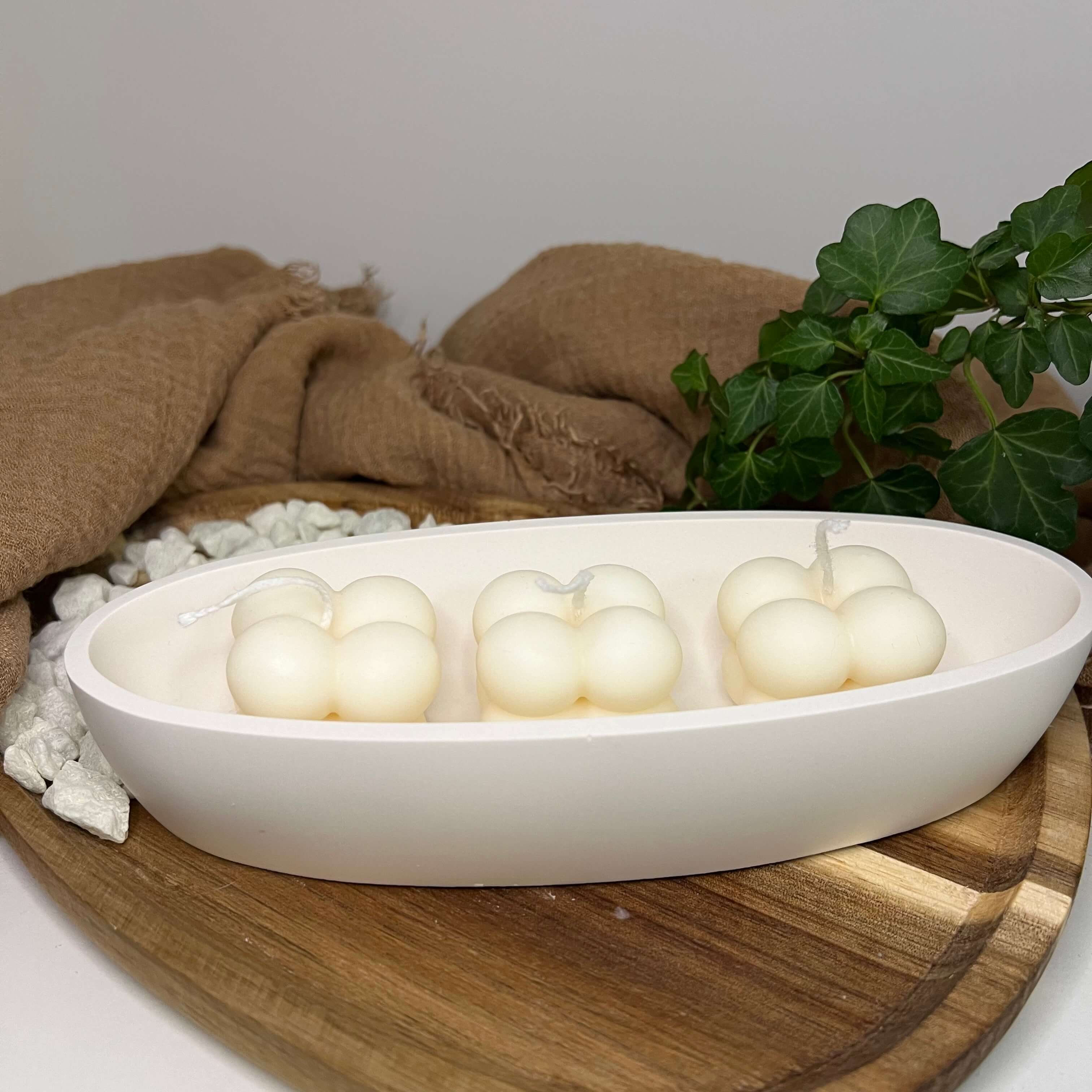 Der Vessel of Timelessness Jesmonite Untersetzer. Er ist geeignet als Ohrringständer und Schmucktablett. Handgemacht in Deutschland.