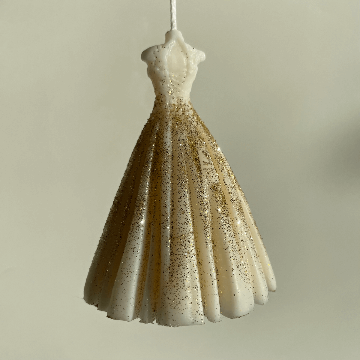 Wedding Bliss Luminary Hochzeitskleid Kerze. Sie ist das perfekte Gastgeschenk, Verlobungsgeschenk und Hochzeitsgeschenk. Handgefertigt aus hochwertigem Sojawachs. In der Farbe weiß-gold.