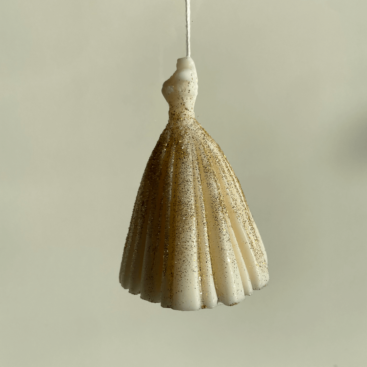 Die Wedding Bliss Luminary Kerze ist mit dem Hochzeitskleid Design die perfekte Hochzeitskerze und Verlobungskerze. Sie ist einzigartig und stilvoll. Ein wahres Unikat. In weiß-gold.