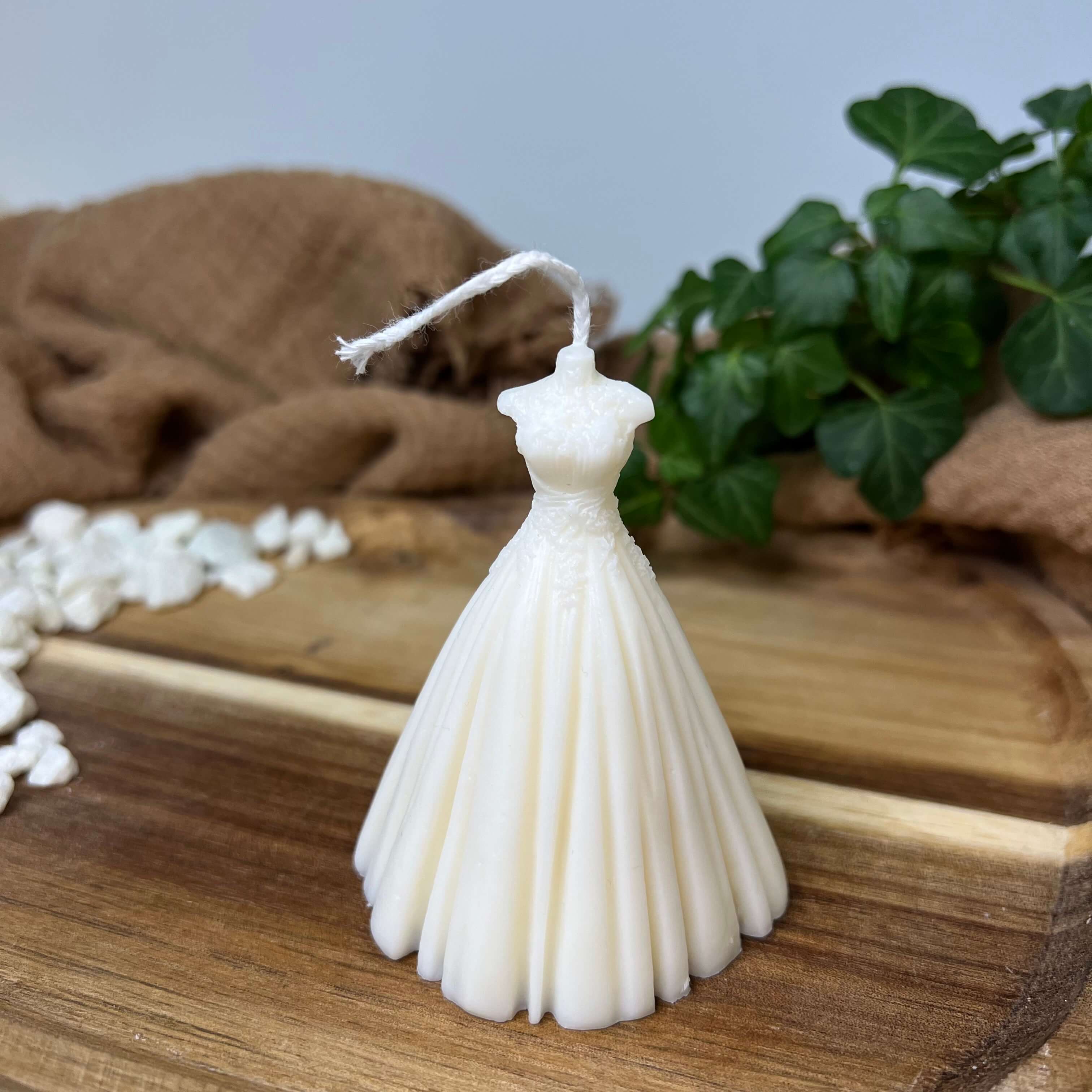 Unsere Hochzeitskleid Duftkerze Wedding Bliss Luminary. Sie ist in verschiedenen Düften erhältlich. Die Düfte haben einen angenehmen und beruhigenden Geruch. Sie ist perfekt für entspannte und gemütliche Tage.