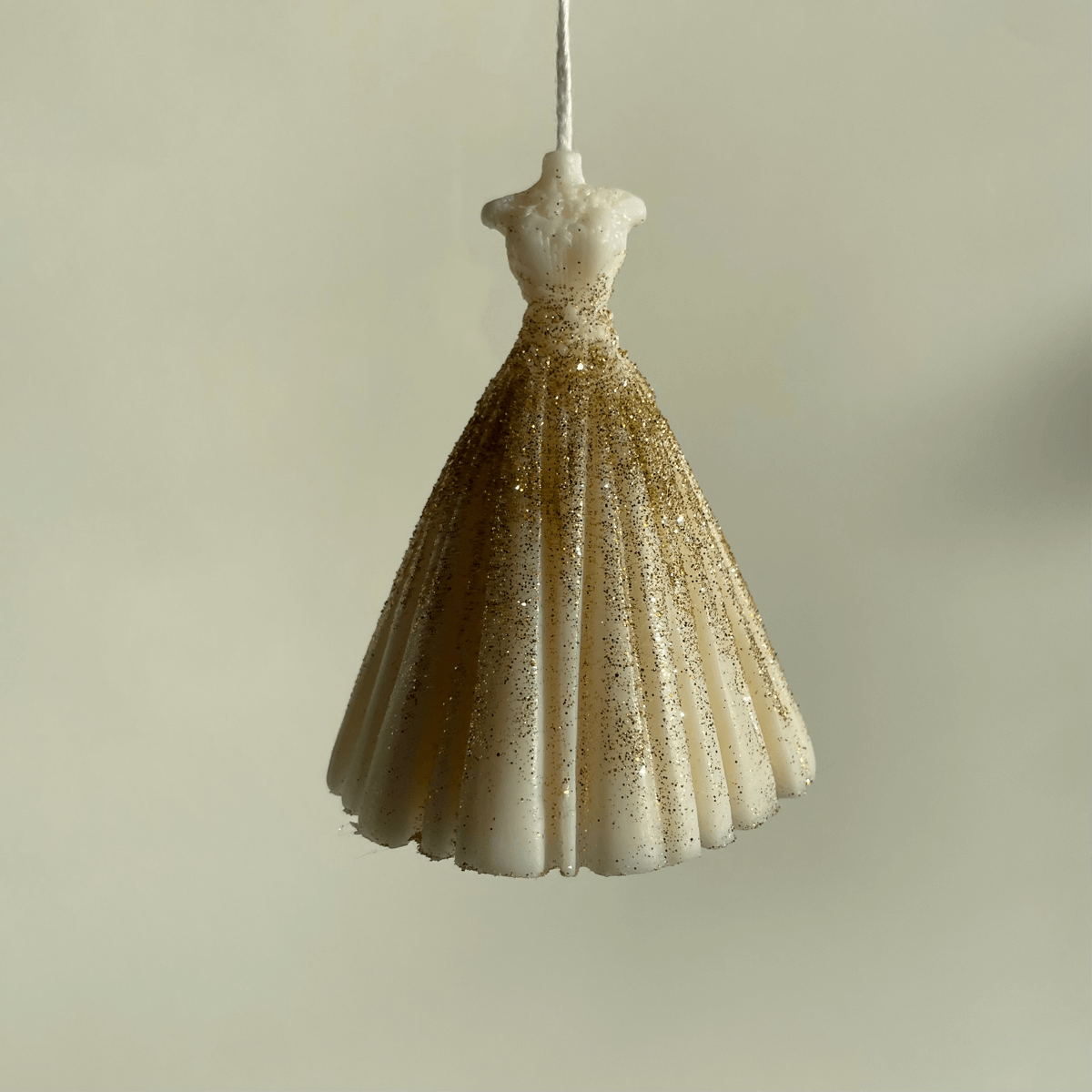 Auf diesem Bild sieht man unsere Wedding Bliss Luminary Kerze. Sie ist handgemacht aus Bio Sojawachs. Zudem ist sie nachhaltig, vegan und umweltfreundlich. In weiß-gold.