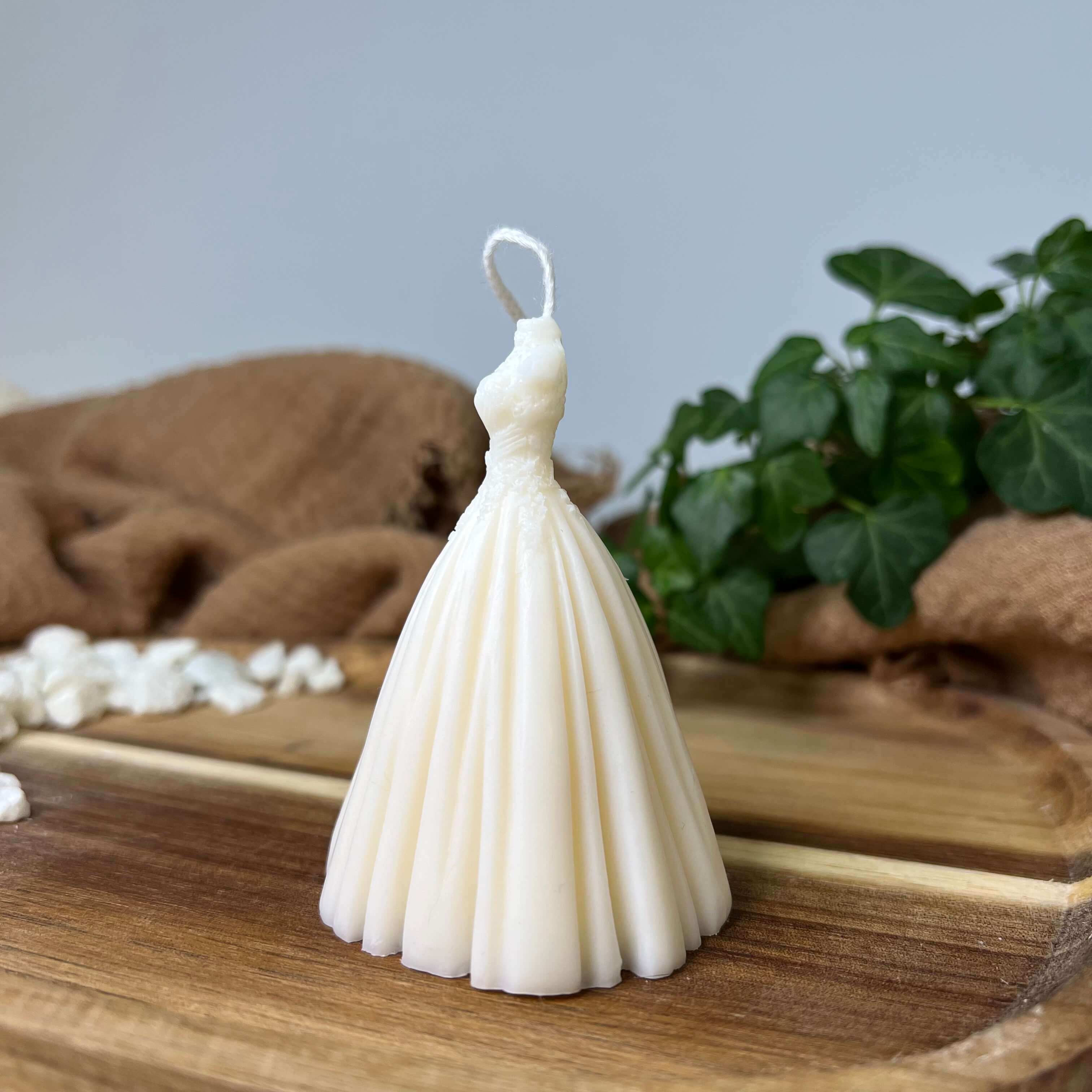 Die Wedding Bliss Luminary Kerze ist mit dem Hochzeitskleid Design die perfekte Hochzeitskerze und Verlobungskerze. Sie ist einzigartig und stilvoll. Ein wahres Unikat.