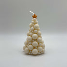 Die “Bubbly Christmas Tree Candle” in Weiß mit goldenem Stern. Diese handgefertigte Sojawachs-Kerze besticht durch ihr modernes Bubble-Design und ihren funkelnden Stern, ideal für stilvolle Weihnachtsdekorationen.